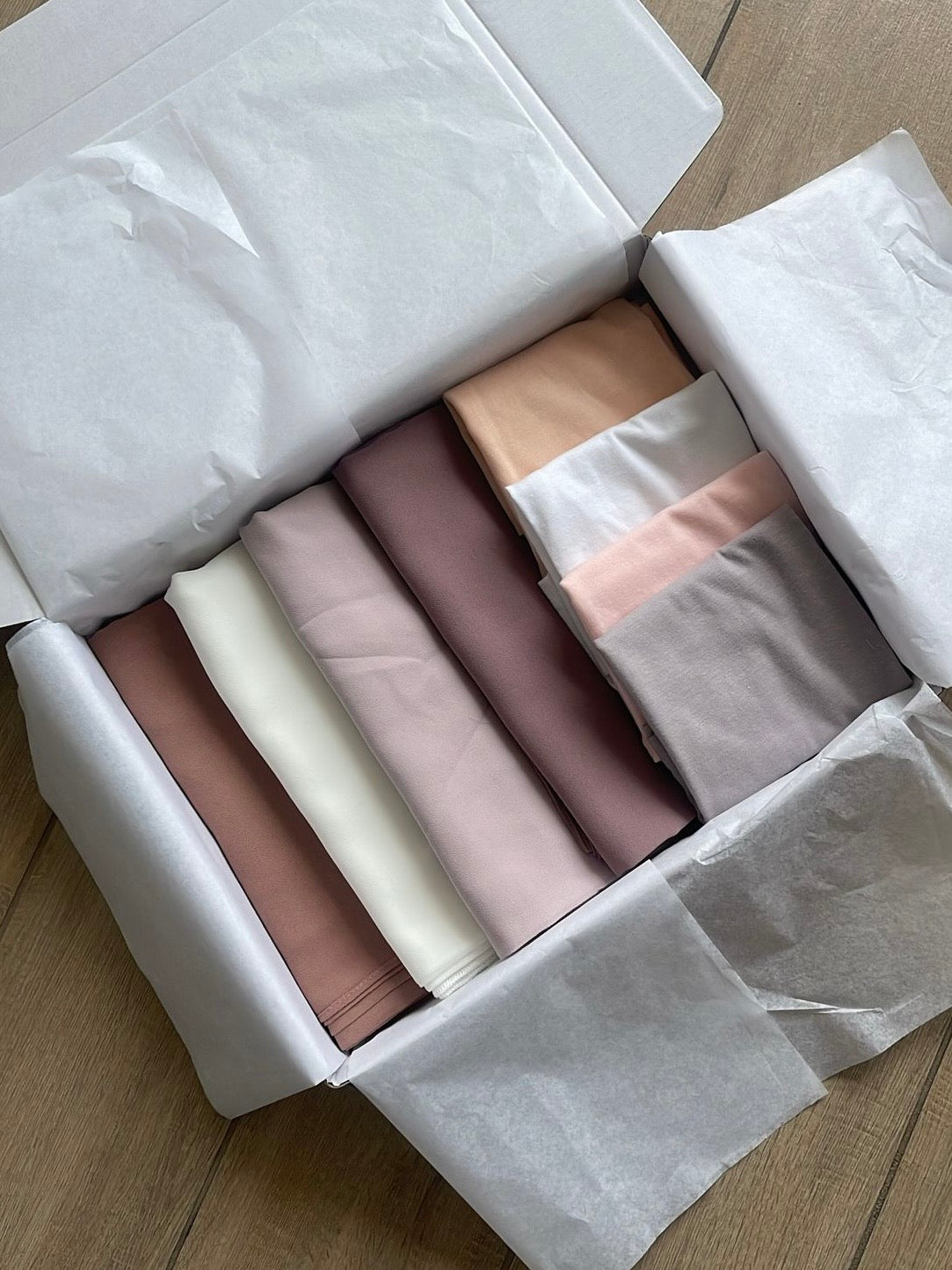 A sweet and simple and always useful gift idea. This hijab gift box consists of 4 long crepe hijabs in our beautiful shades complemented with 4 caps and 8 pins.