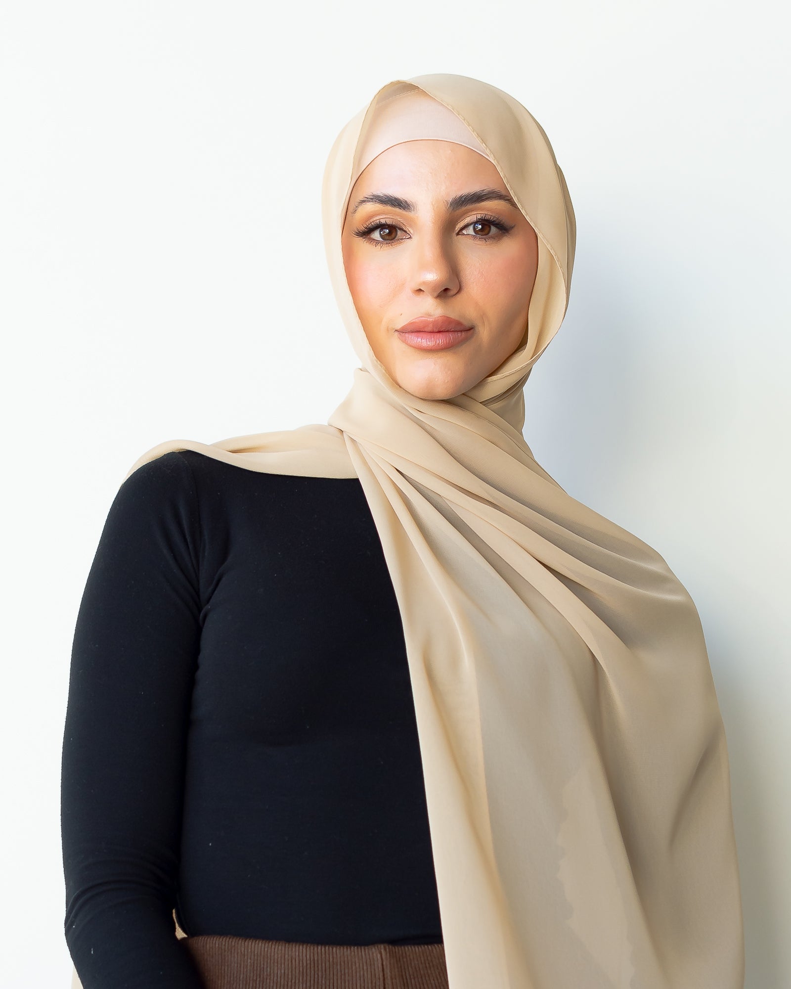 Chiffon hijab with rolled stitch. Made from 100% polyester