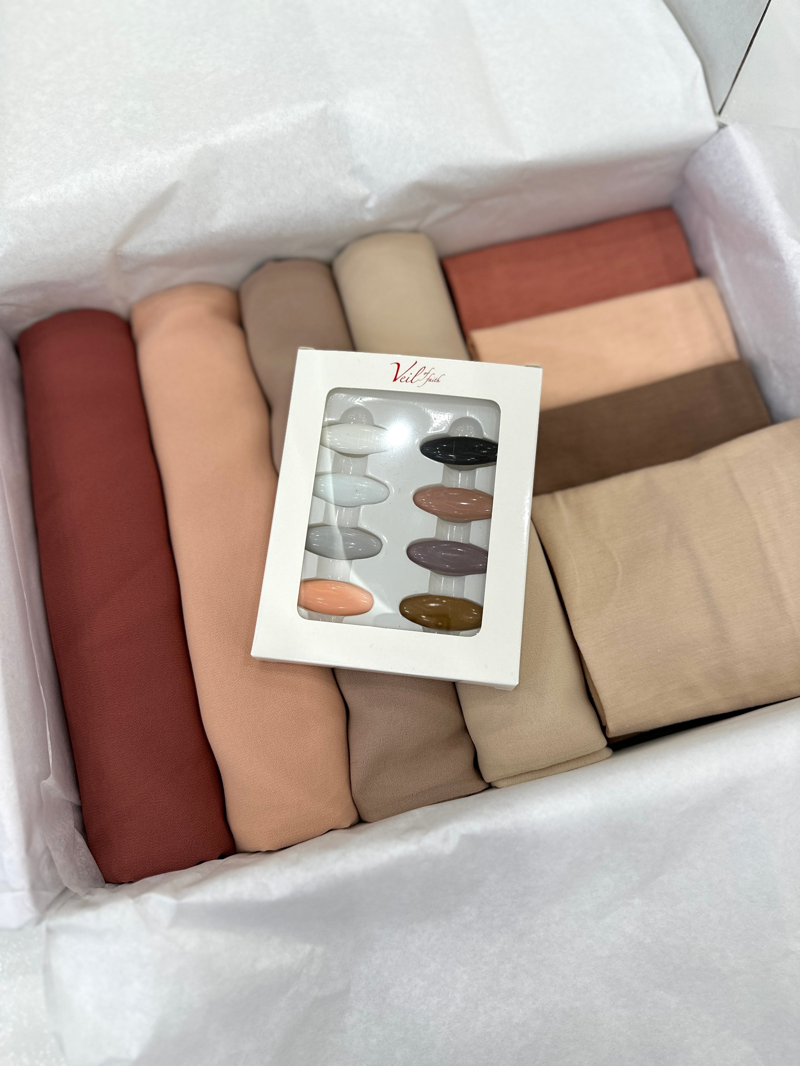 A sweet and simple and always useful gift idea. This hijab gift box consists of 4 long crepe hijabs in our beautiful shades complemented with 4 caps and a pin box.