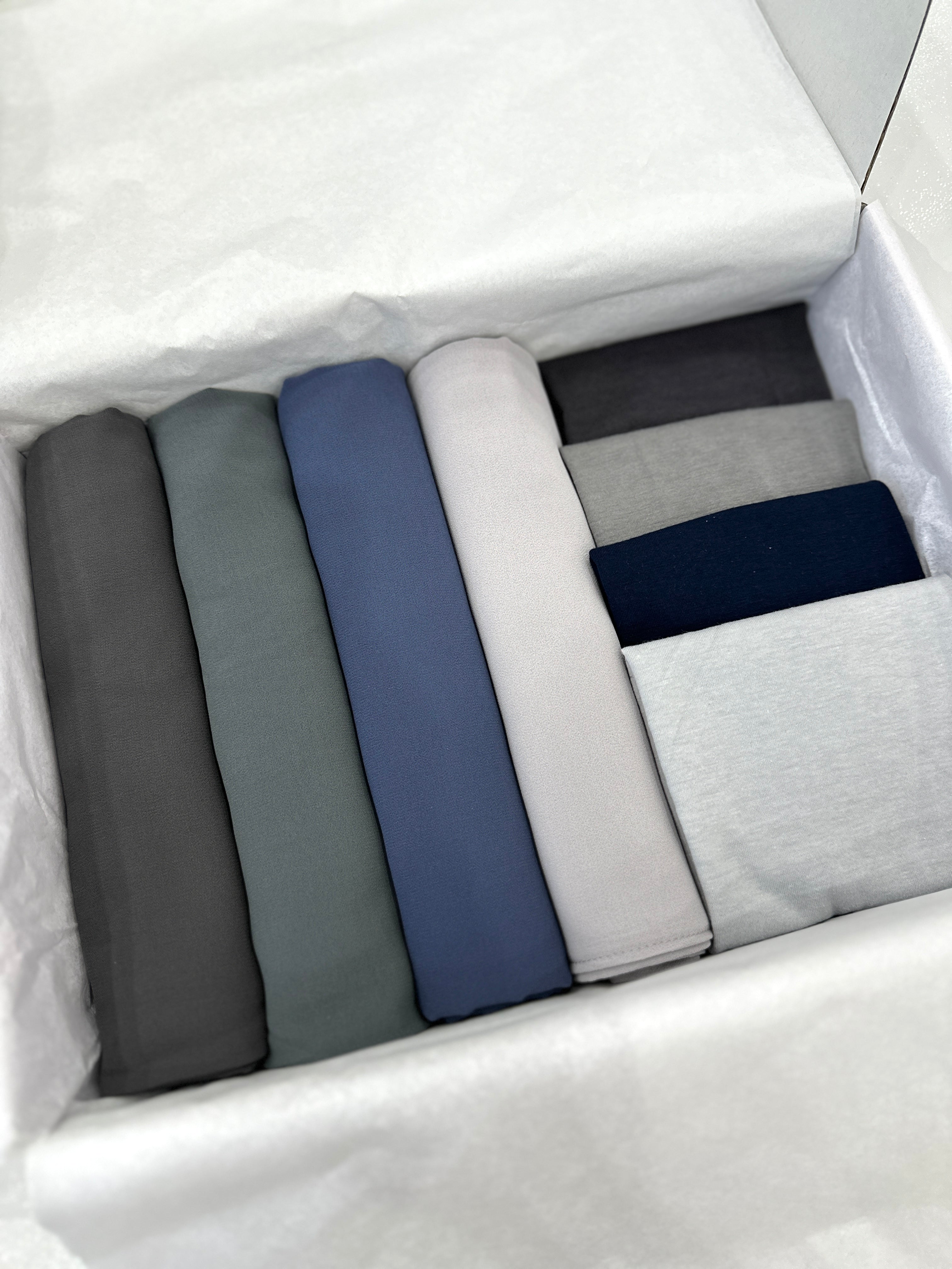 A sweet and simple and always useful gift idea. This hijab gift box consists of 4 long crepe hijabs in our beautiful shades complemented with 4 caps and a pin box.