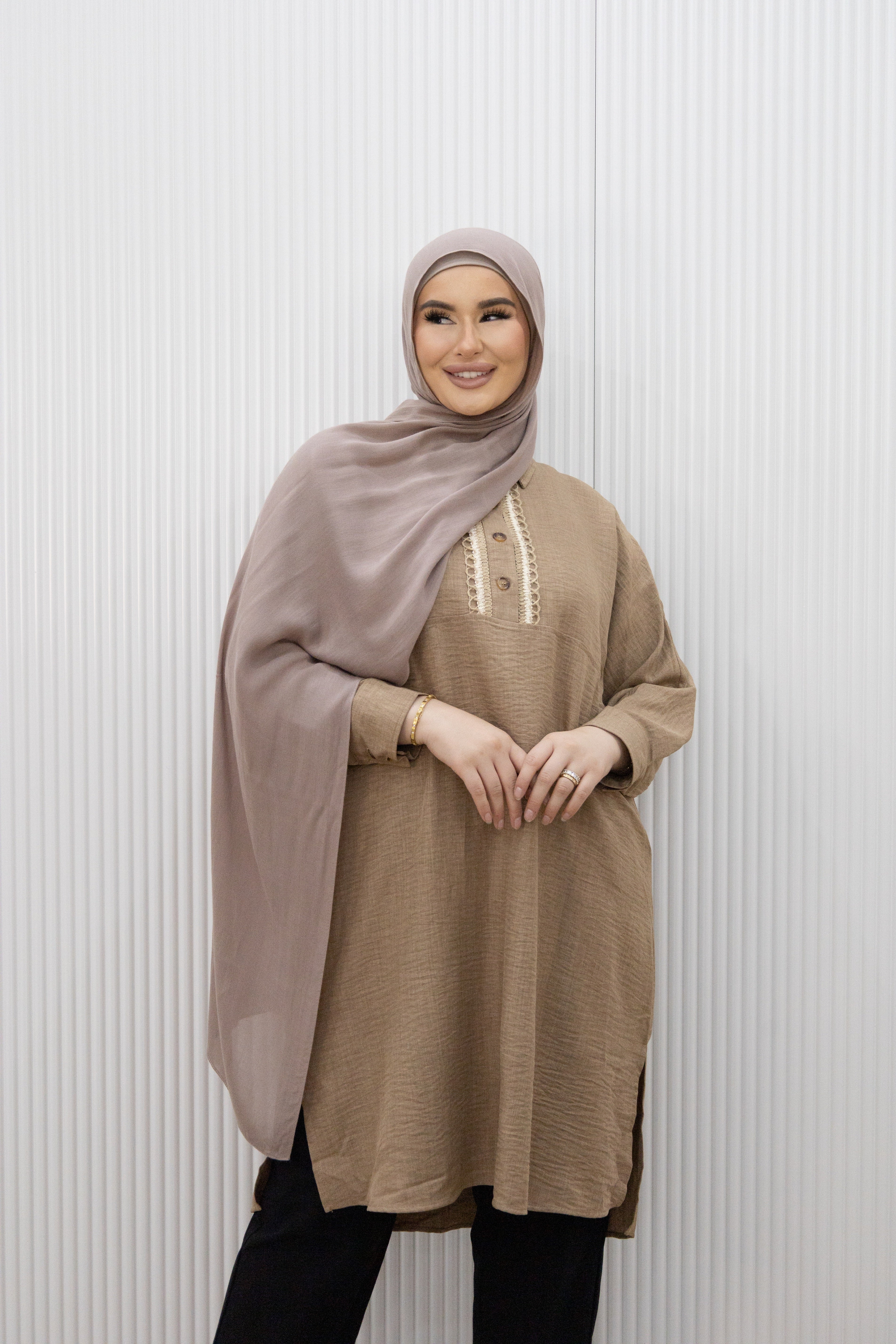 Capture a beautiful bohemian style in the ELLEN TUNIC TOP . Featuring a soft pink print, it has a round neck that fastens with tassel ties then falls to a flourishing skirt with a ruffle hem panel. Use the detachable waist tie to create a flattering shape.