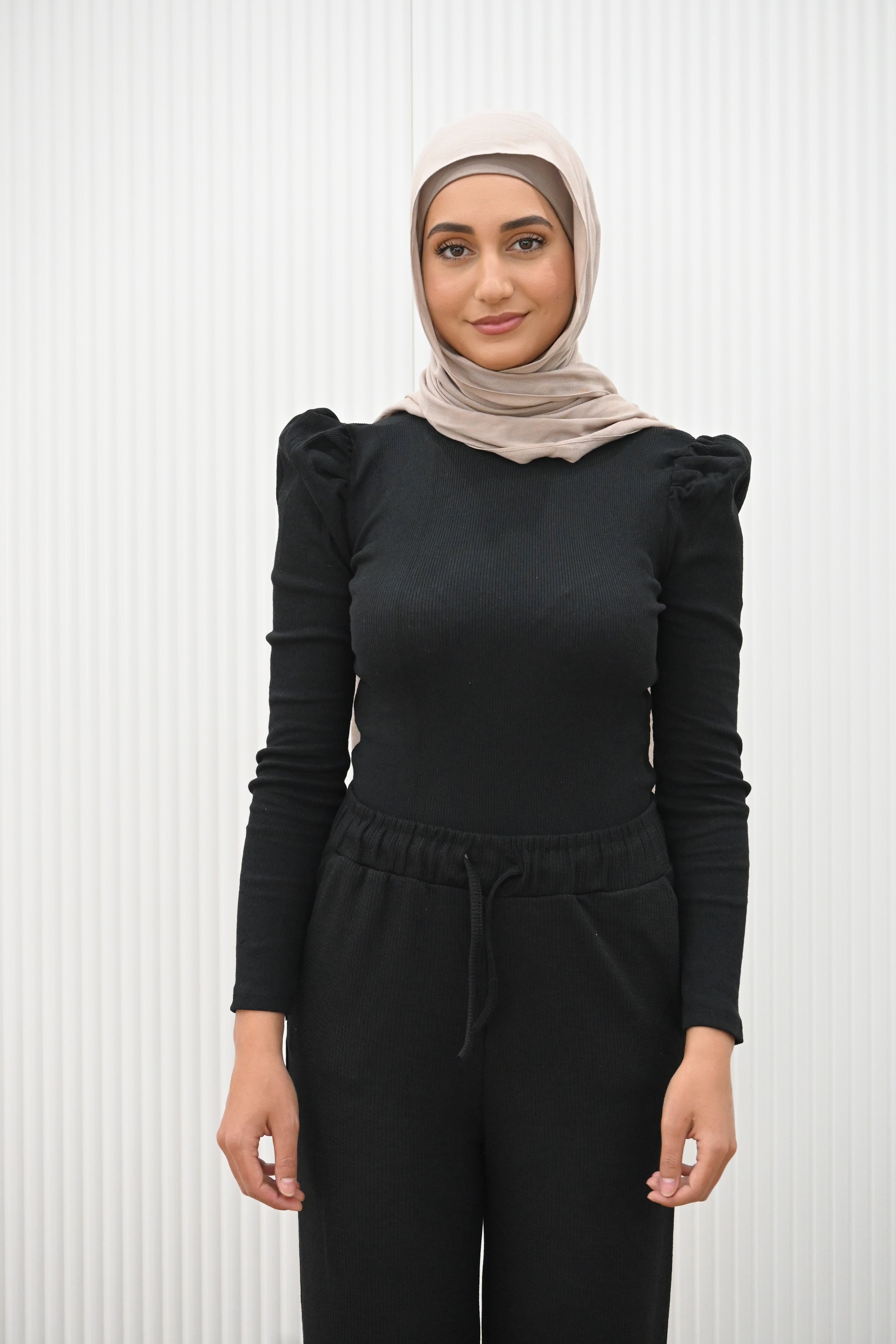 Fitted rib knit top puff shoulders long sleeve slim fit
