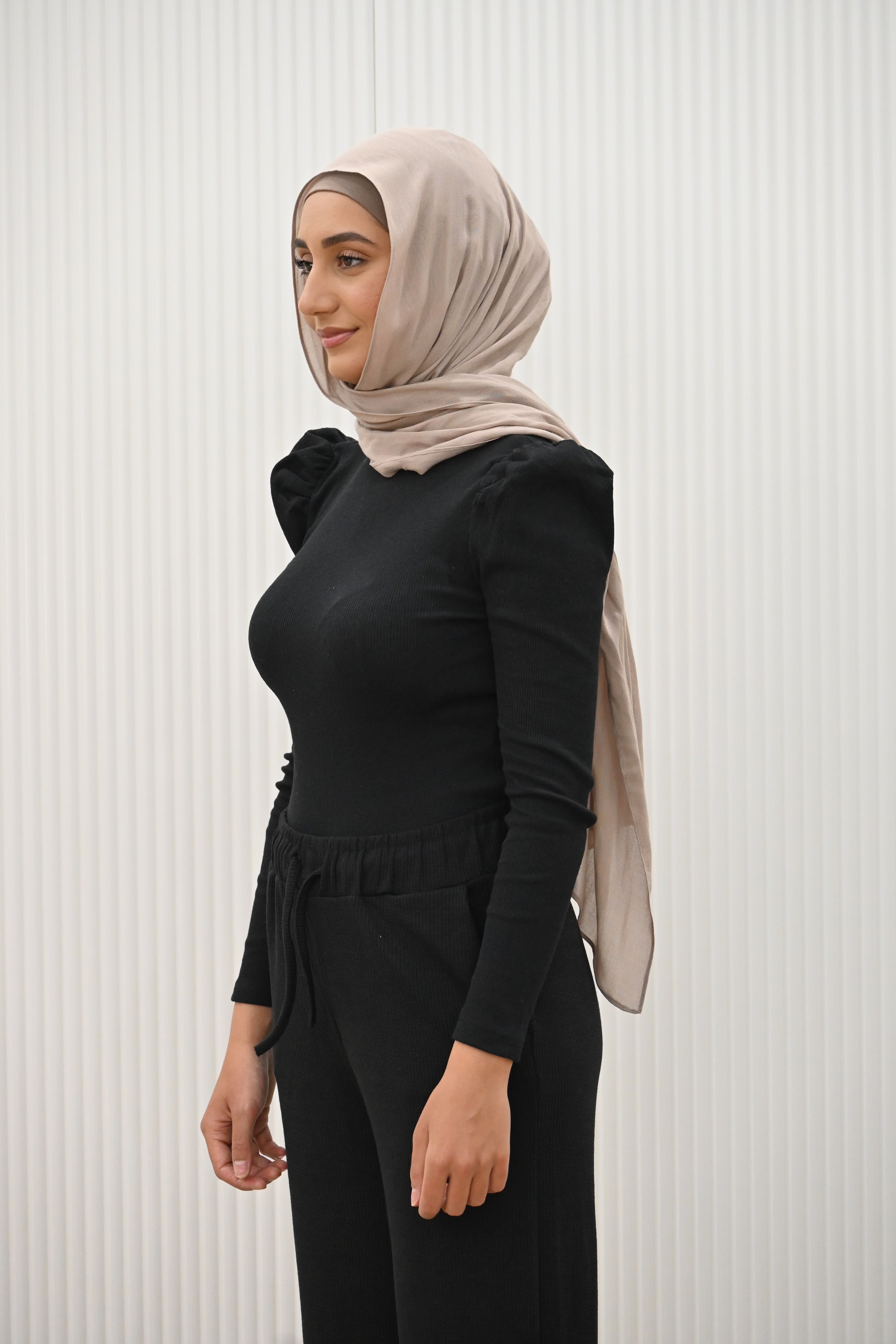 Fitted rib knit top puff shoulders long sleeve slim fit