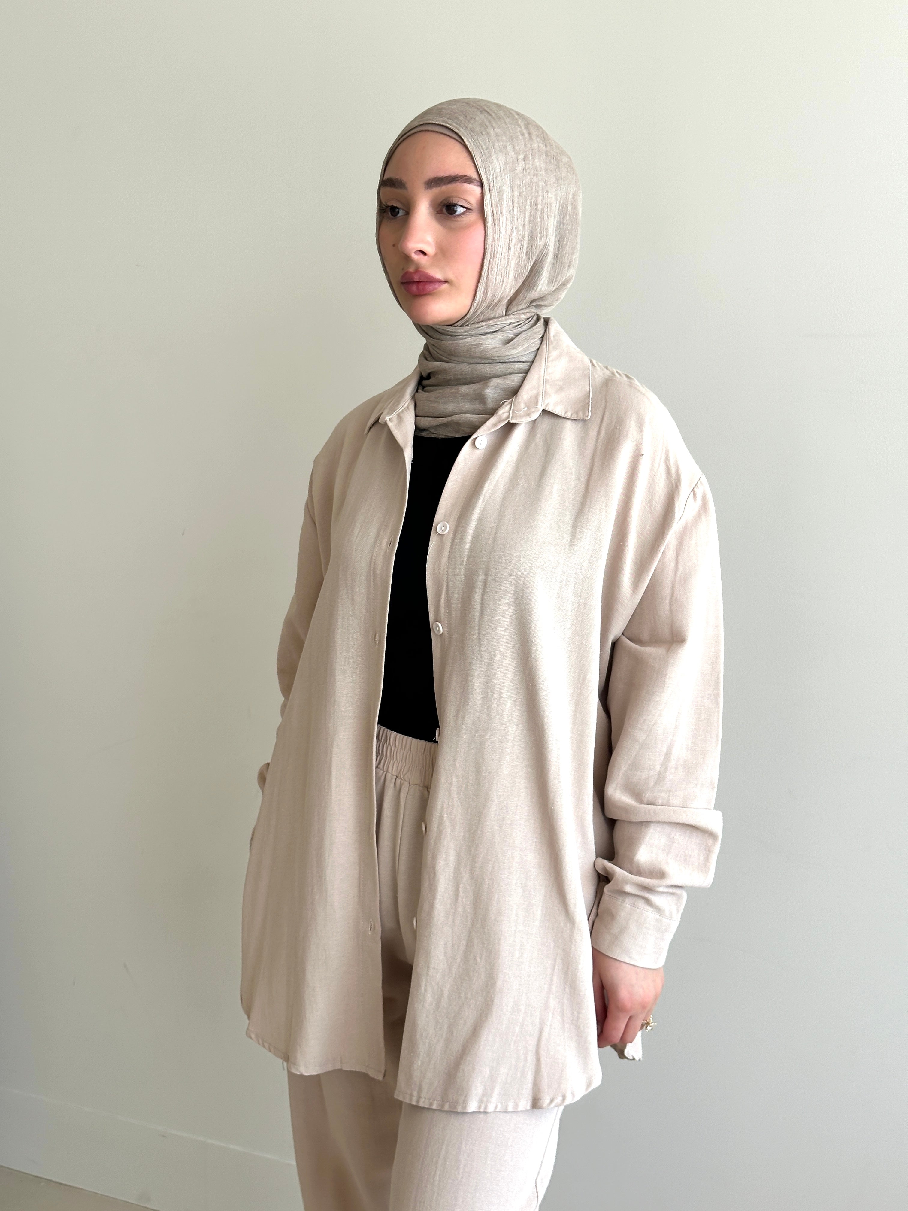 Designed for versatile styling, this set pairs a modest top with a matching pant.