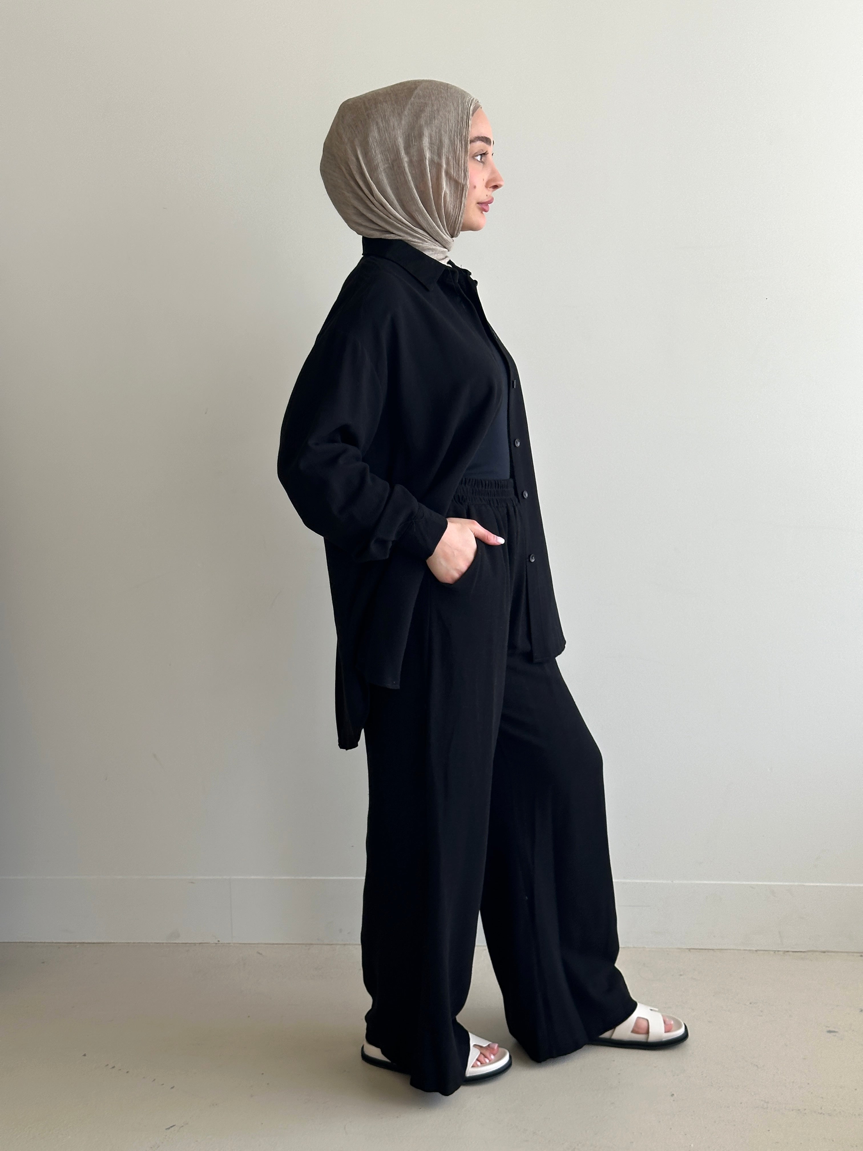 Designed for versatile styling, this set pairs a modest top with a matching pant