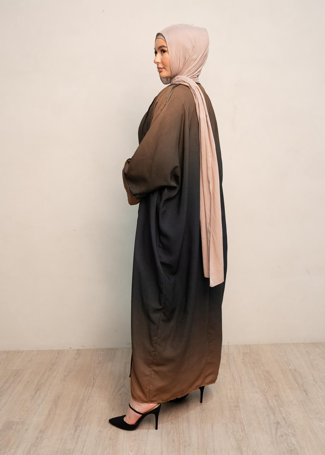 The stunning kaftan dress and tonal dress underlay provide versatility and comfort, while the lace tie neckline adds a feminine touch. Perfect for social occasions and functions, this set will be on high rotation in your wardrobe.