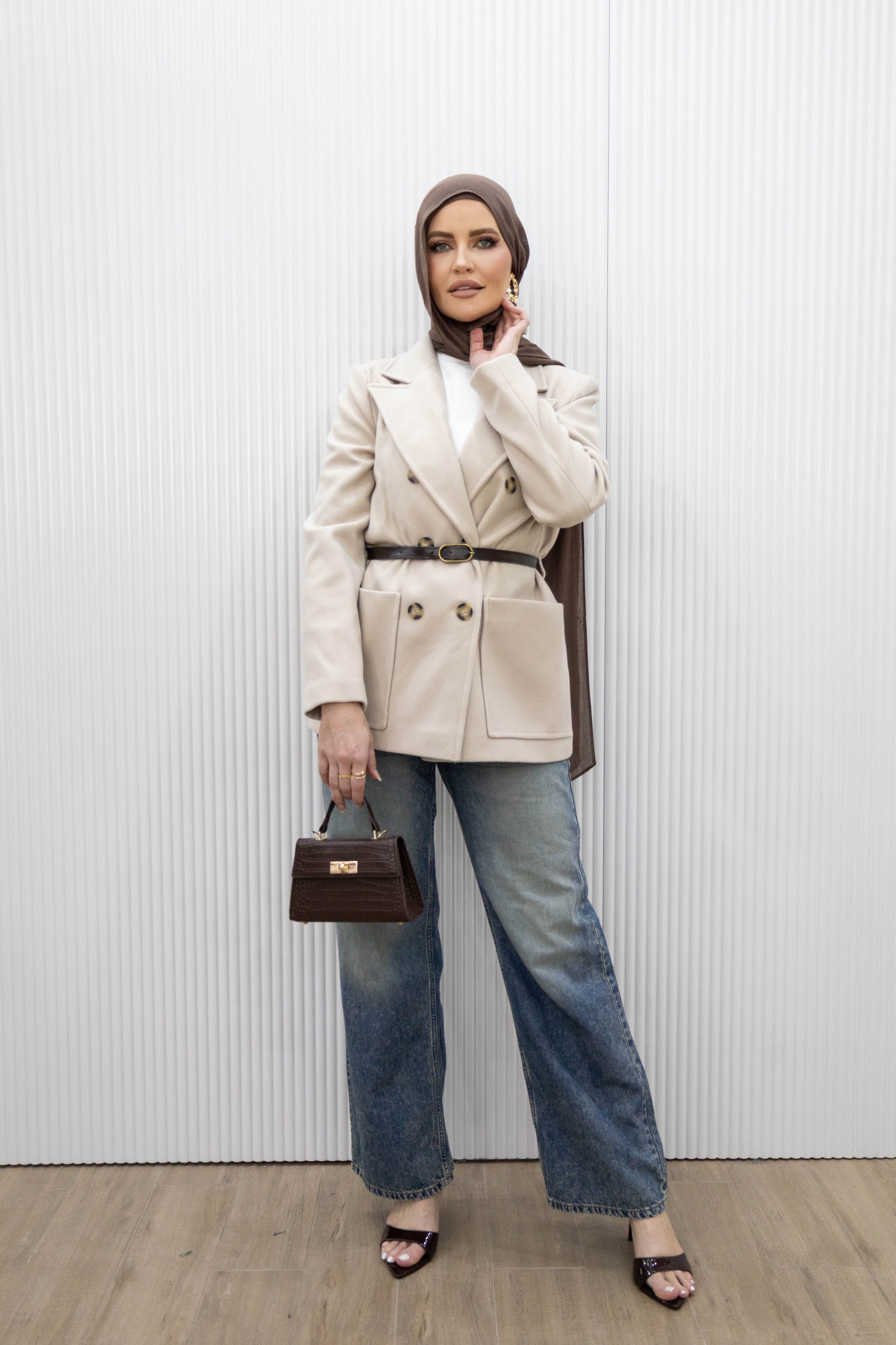 Winter Felt Jacket in soft wool-like fabric with a fitted silhouette, double-breasted tortoiseshell buttons, and peak lapels. Short hem design adds sophistication, perfect for layering in winter outfits.