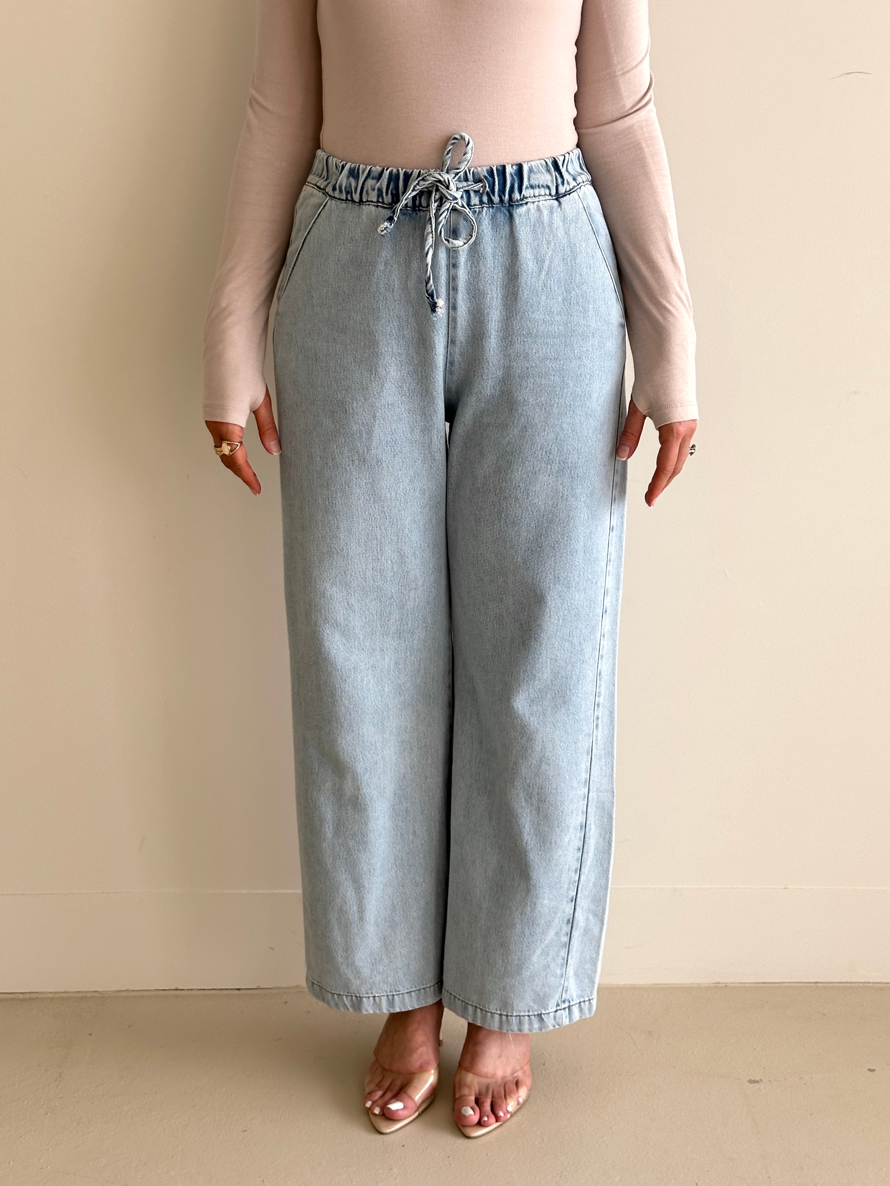 Straight-flow denim pants in mid blue, featuring a relaxed wide-leg cut with a high-waisted fit and smooth structured drape.
