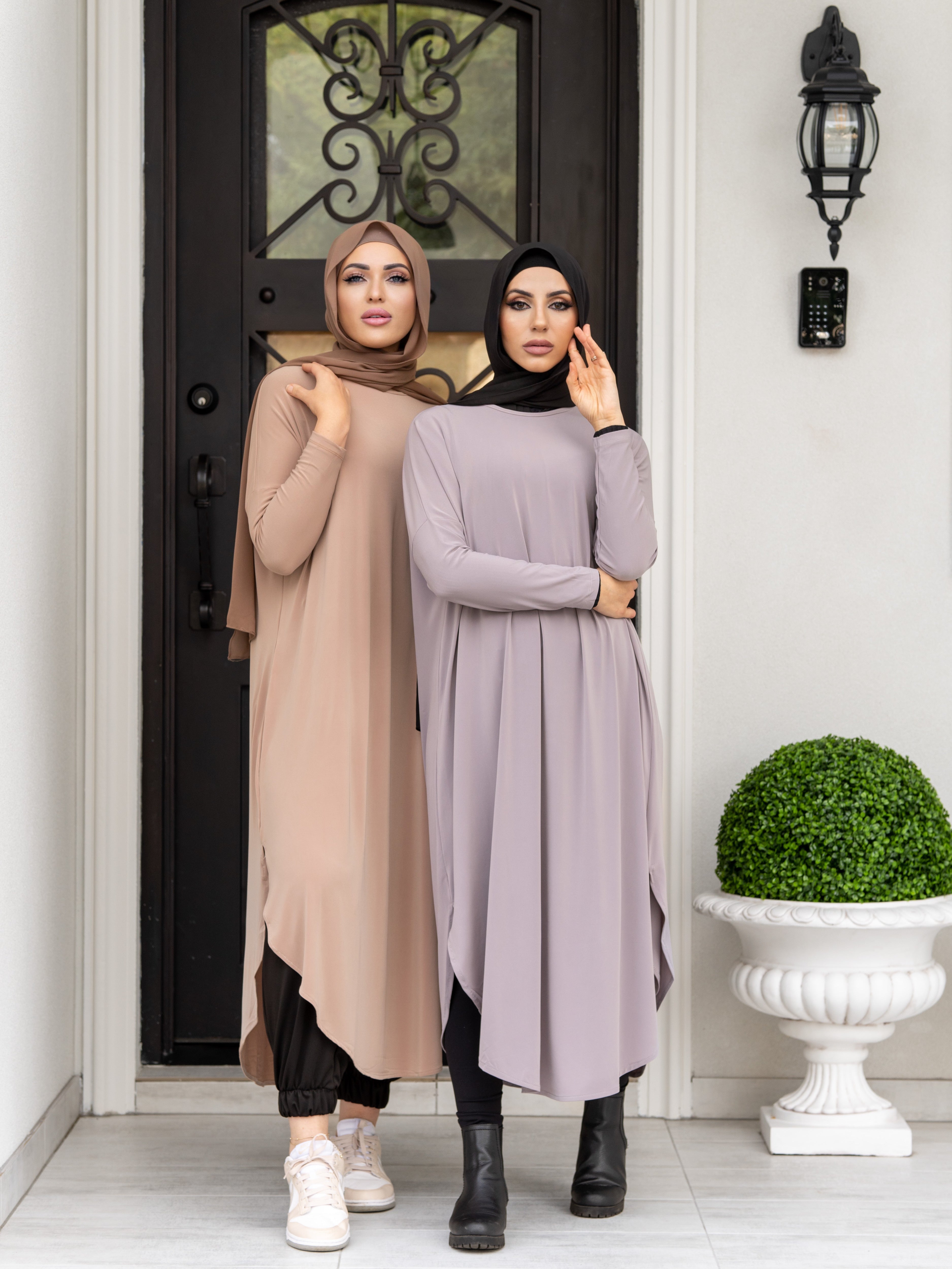 Loose long top in soft jersey fabric with long sleeves and knee-length drape. One-size-fits-all design makes it a versatile, easy-to-wear staple for modest wardrobes.