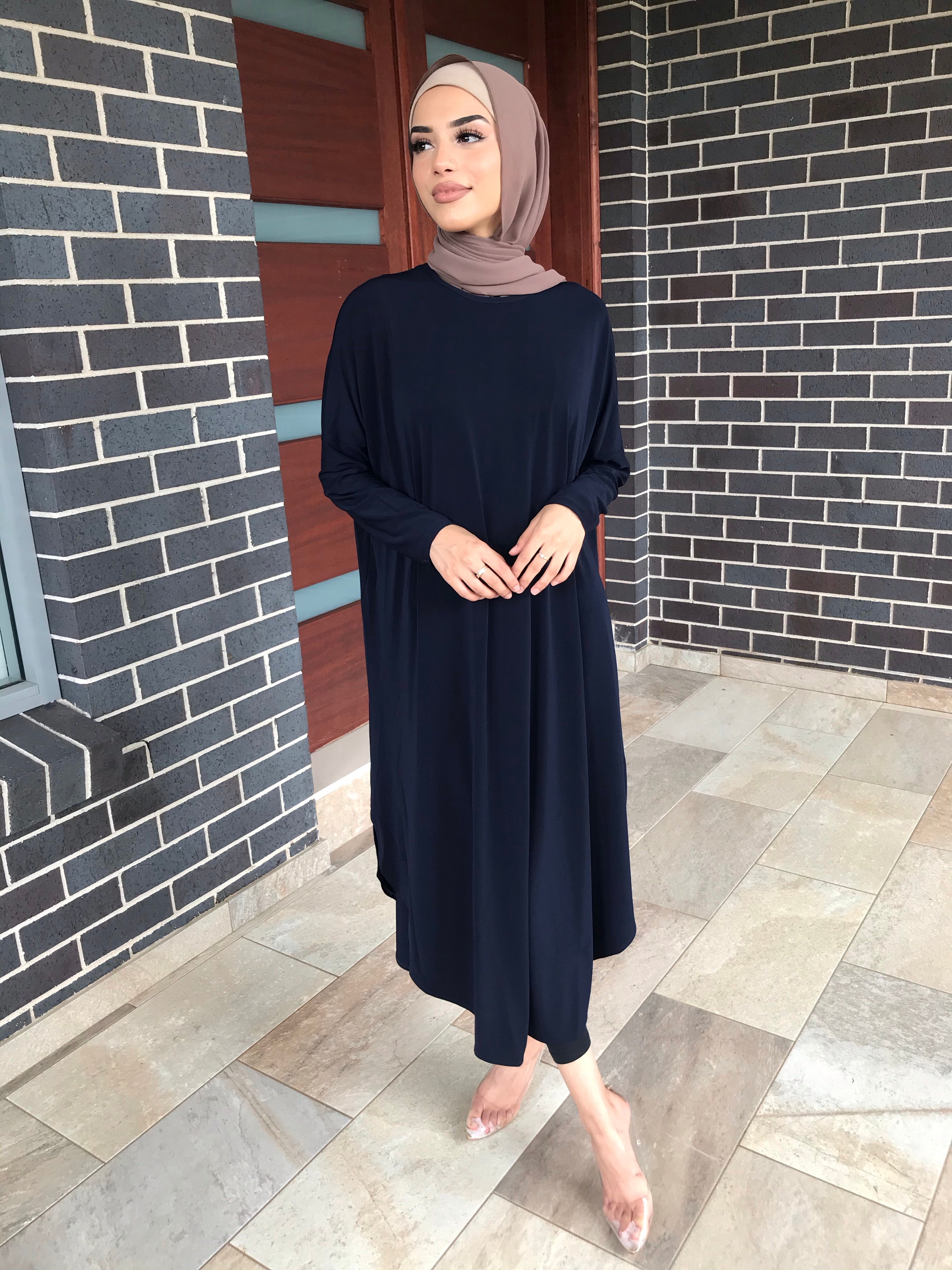 Loose long top in soft jersey fabric with long sleeves and knee-length drape. One-size-fits-all design makes it a versatile, easy-to-wear staple for modest wardrobes.