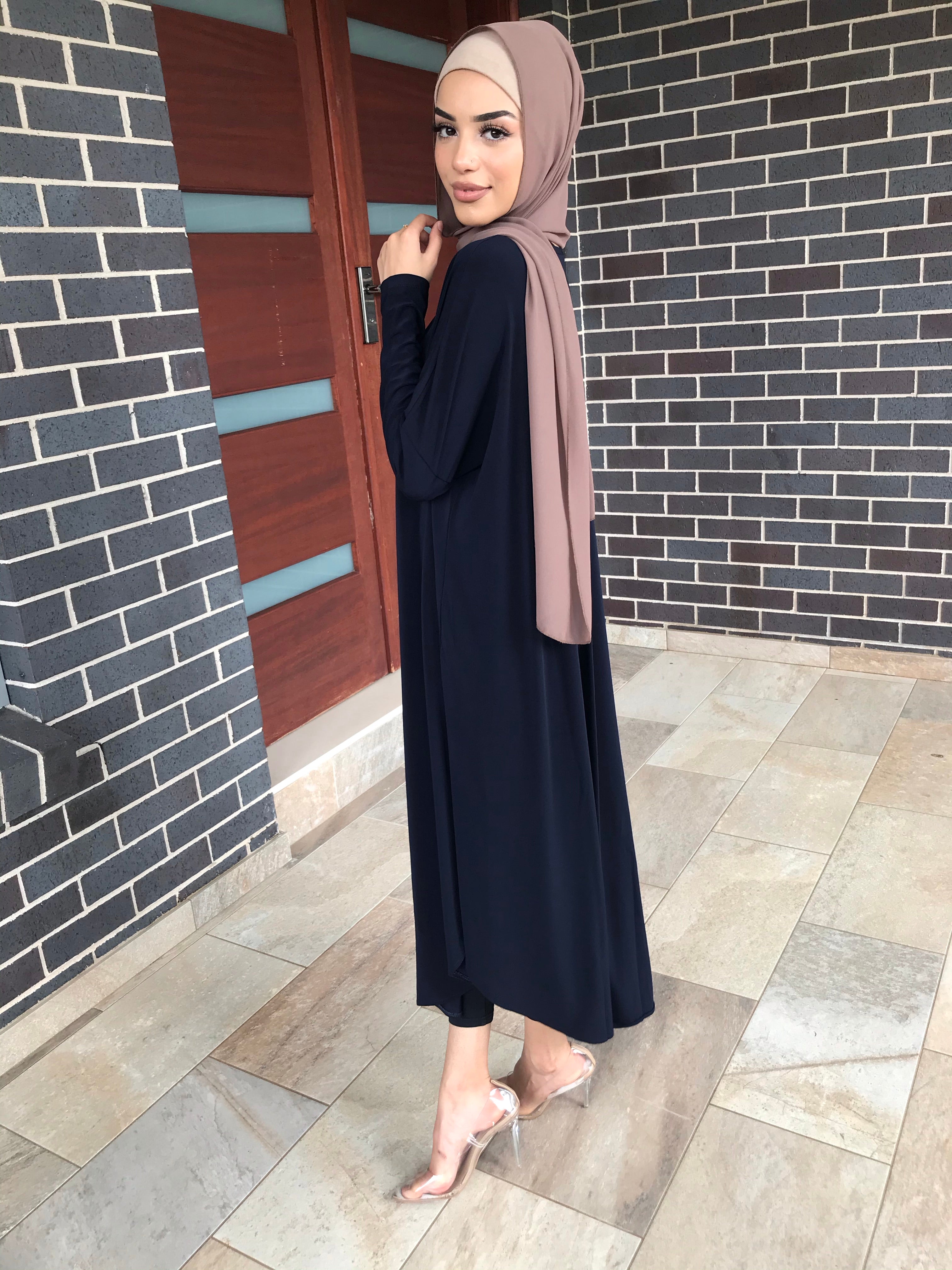 Loose long top in soft jersey fabric with long sleeves and knee-length drape. One-size-fits-all design makes it a versatile, easy-to-wear staple for modest wardrobes.