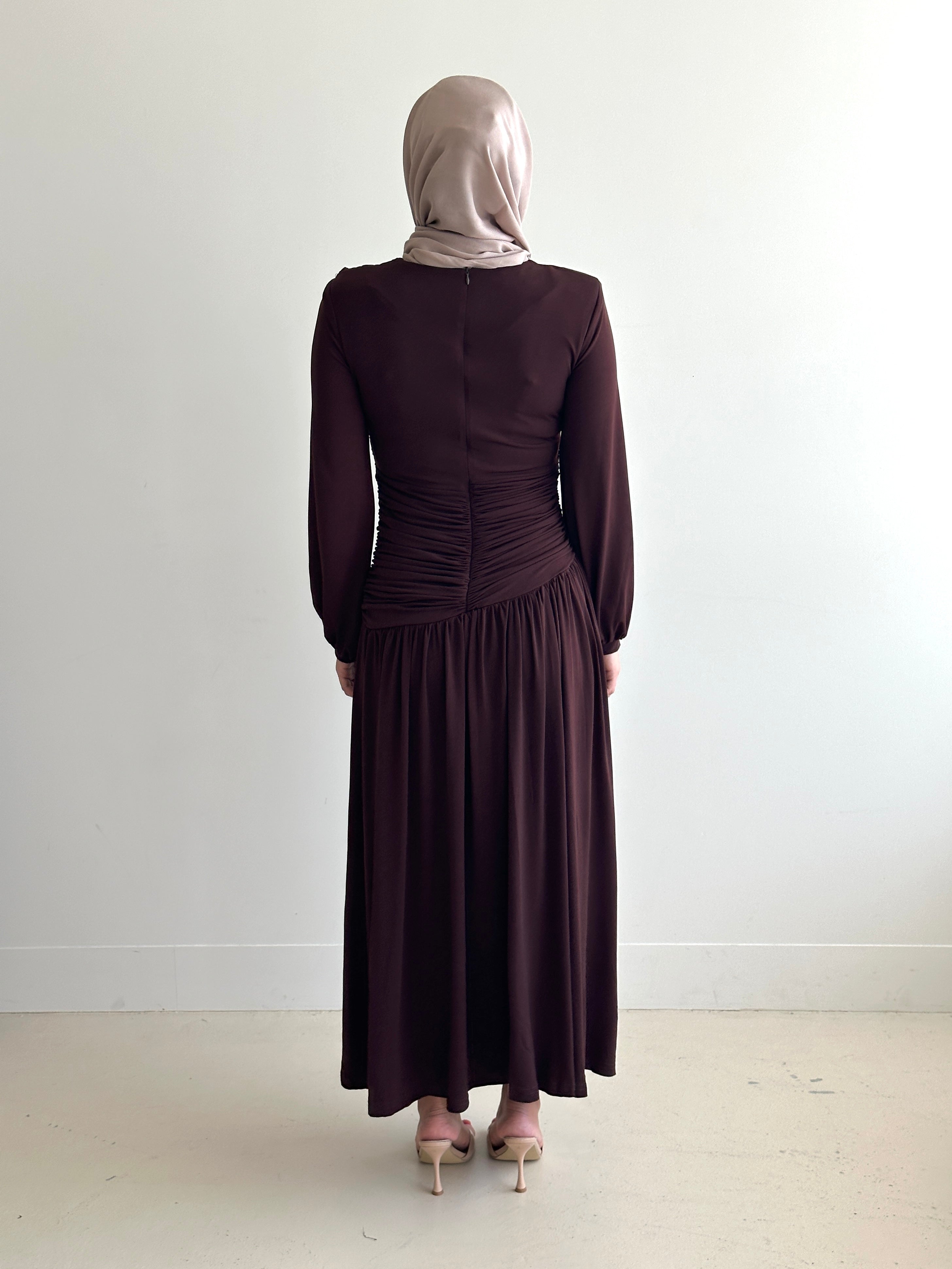 women's maxi jersey dress in brown and black. It has ruching detailing, long sleeves and is maxi for hijabis, it's modest and suitable to wear for dinner, occasions, eid, etc.