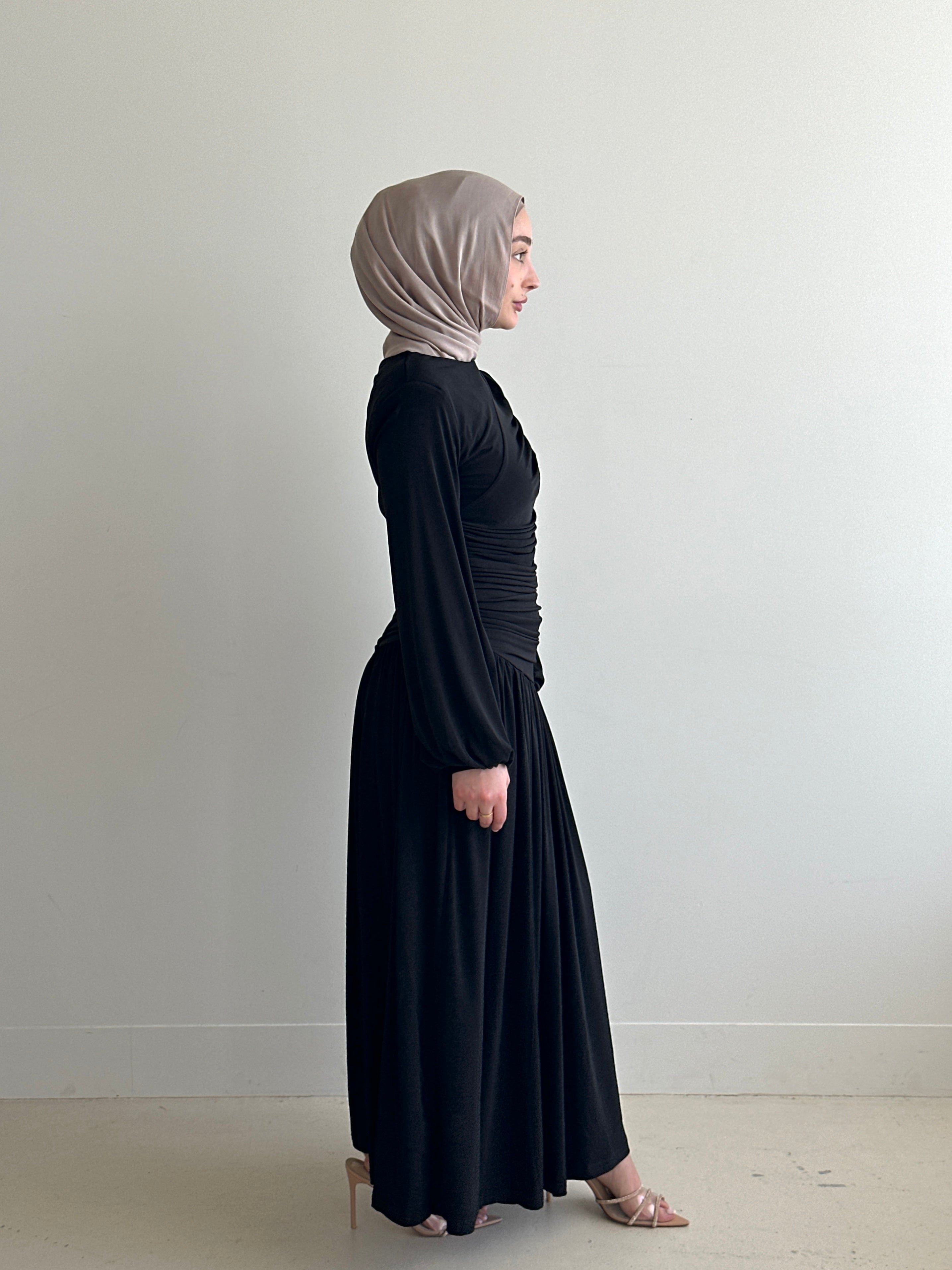 women's maxi jersey dress in brown and black. It has ruching detailing, long sleeves and is maxi for hijabis, it's modest and suitable to wear for dinner, occasions, eid, etc.