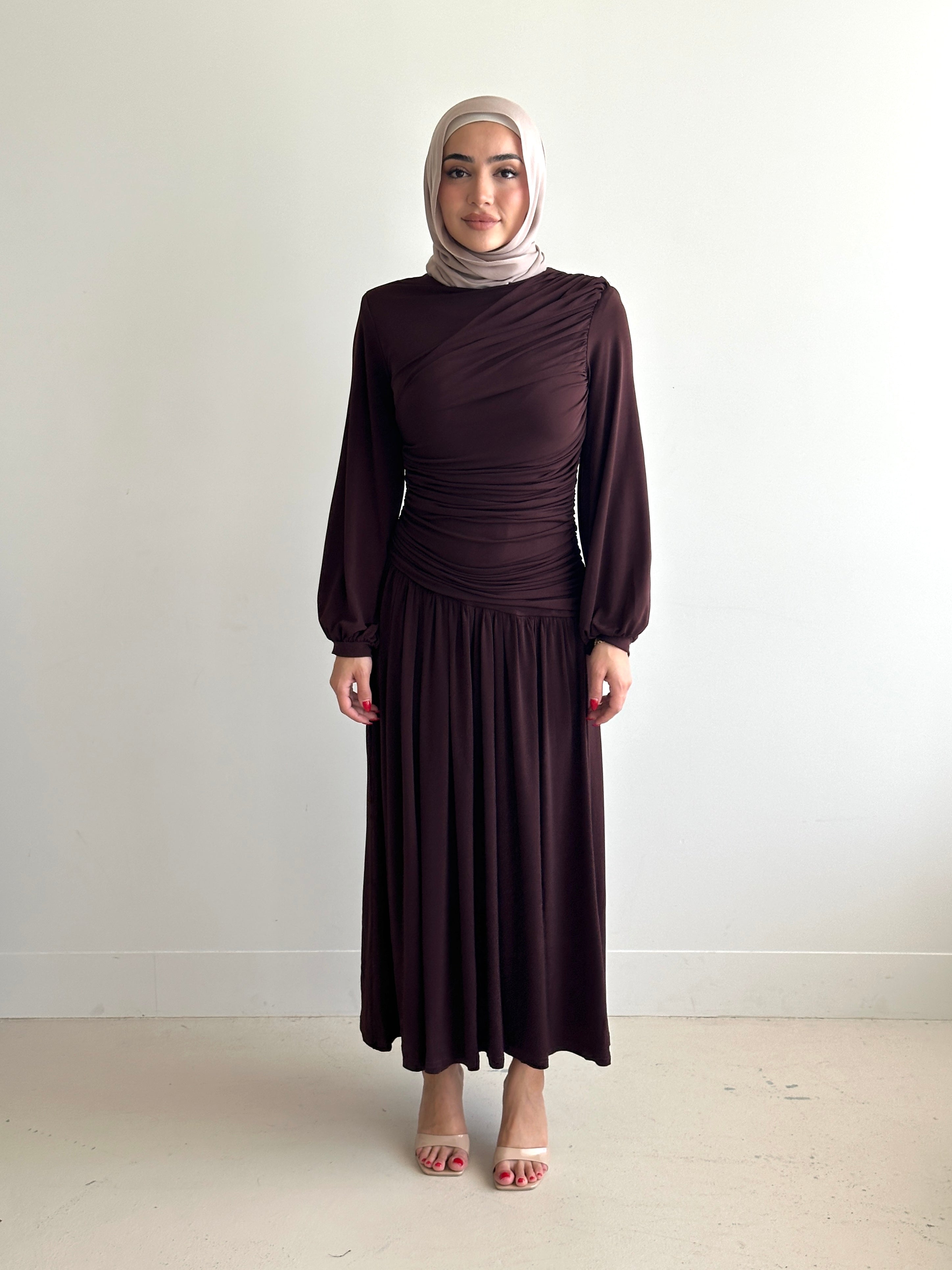 women's maxi jersey dress in brown and black. It has ruching detailing, long sleeves and is maxi for hijabis, it's modest and suitable to wear for dinner, occasions, eid, etc.