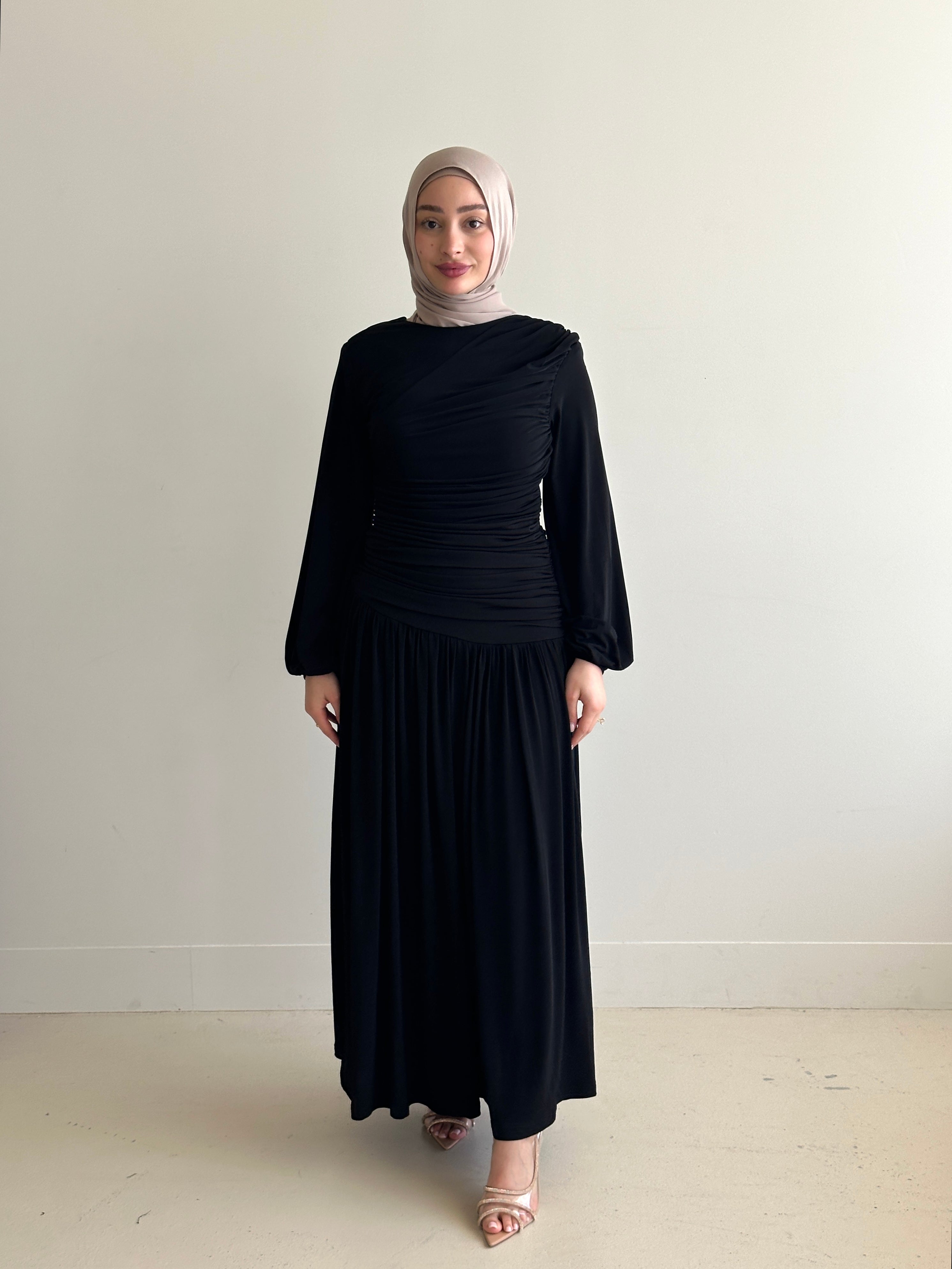 women's maxi jersey dress in brown and black. It has ruching detailing, long sleeves and is maxi for hijabis, it's modest and suitable to wear for dinner, occasions, eid, etc.