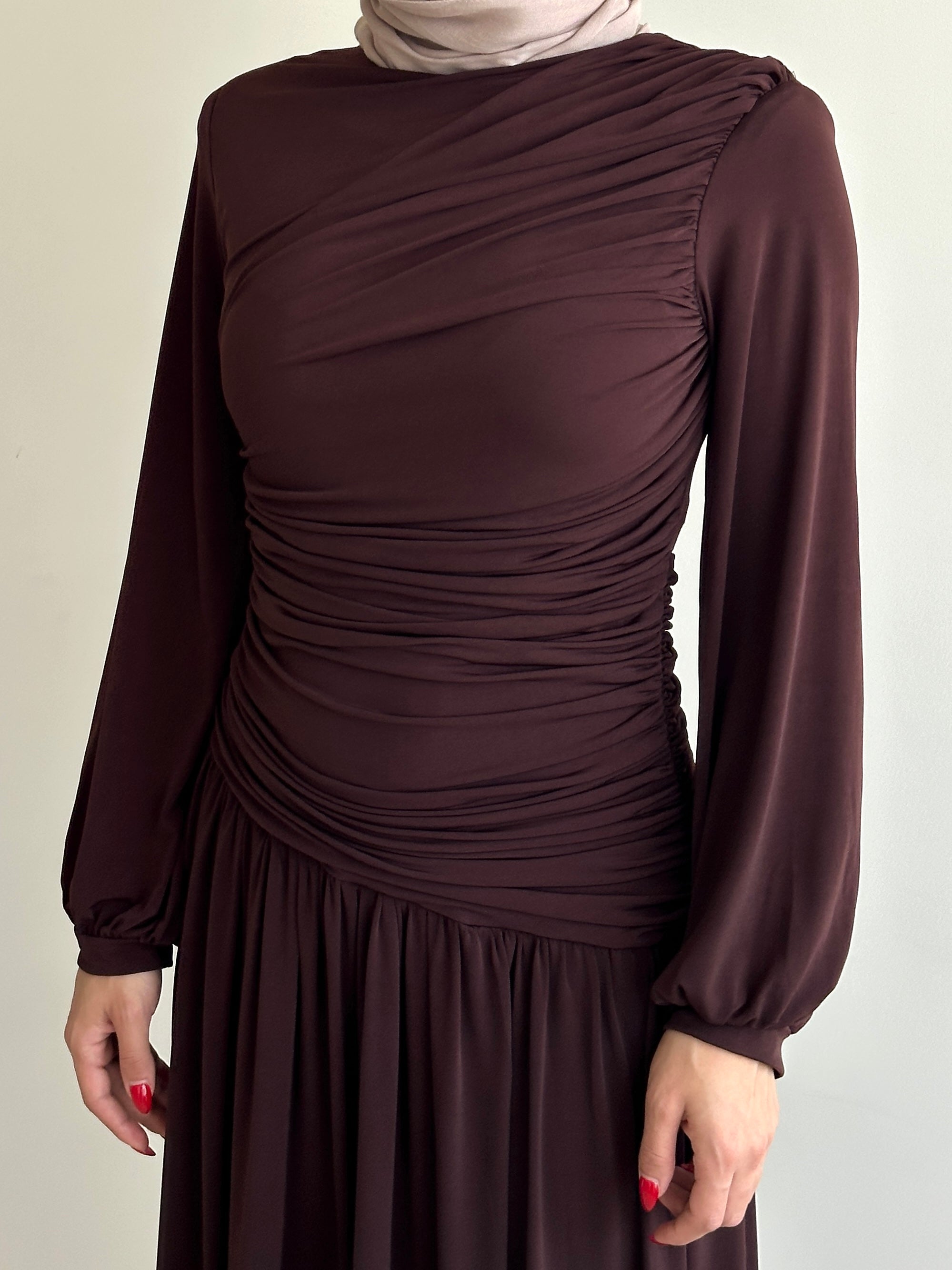 women's maxi jersey dress in brown and black. It has ruching detailing, long sleeves and is maxi for hijabis, it's modest and suitable to wear for dinner, occasions, eid, etc.