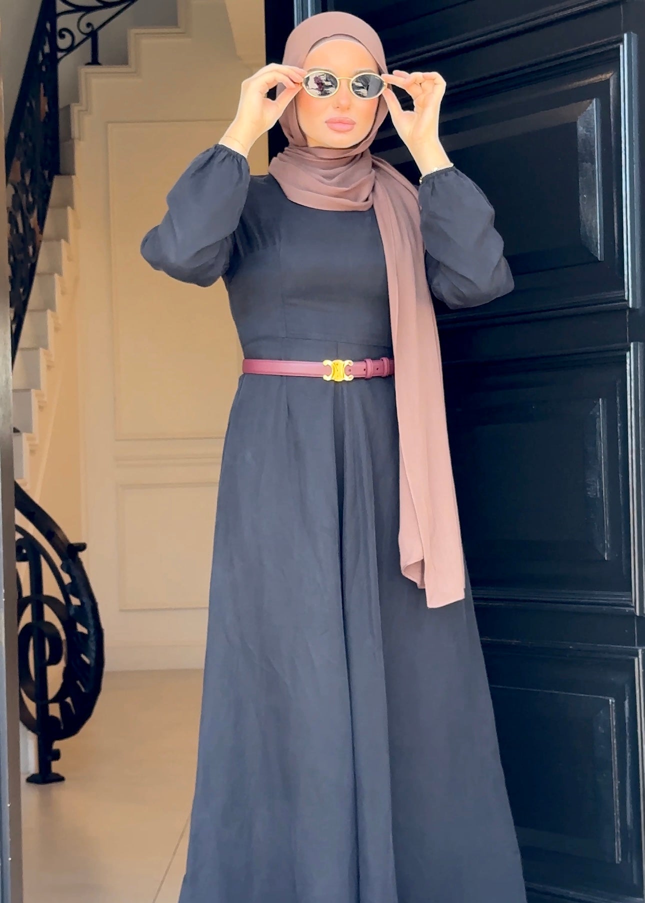 Amira Dress in linen-viscose fabric with long sleeves and a fitted bodice featuring an empire waist and limited stretch. Flows into a loose high-low skirt for an elegant silhouette, suitable for special occasions or styled with heels.