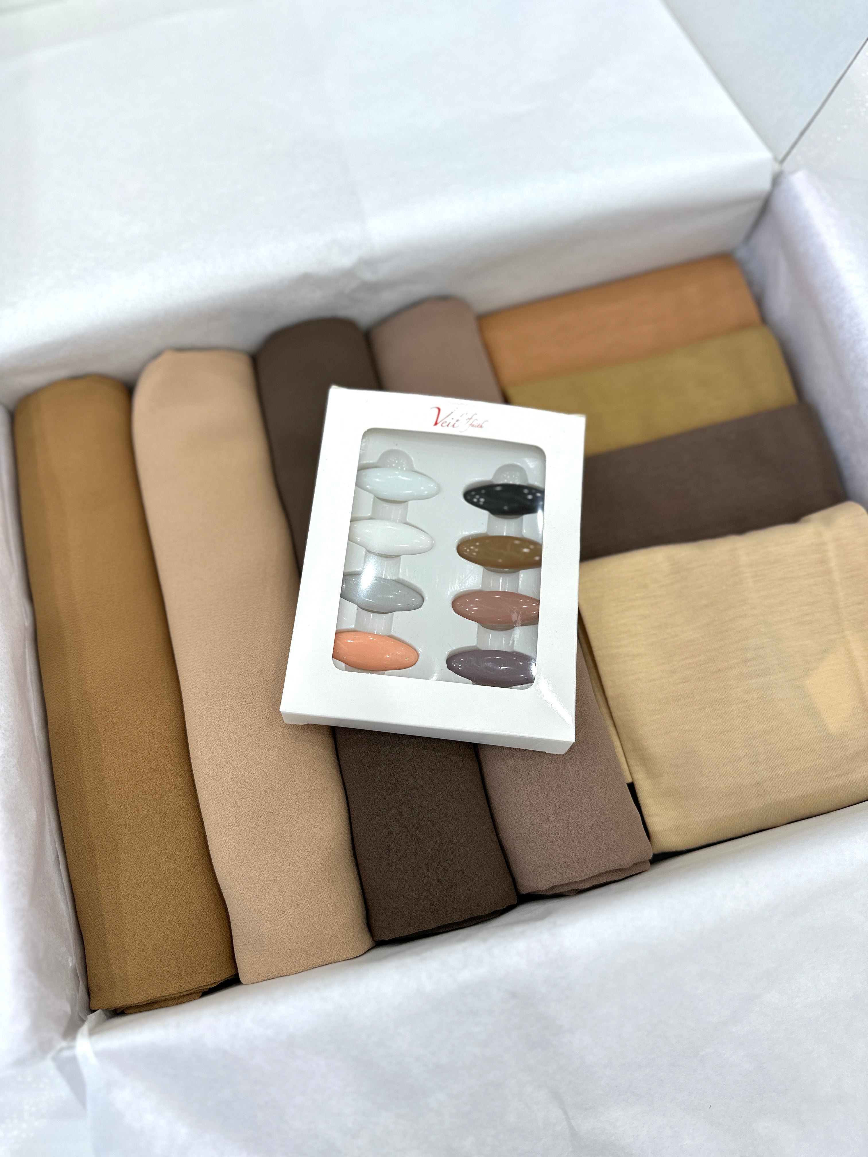A sweet and simple and always useful gift idea. This hijab gift box consists of 4 long crepe hijabs in our beautiful shades complemented with 4 caps and a pin box.