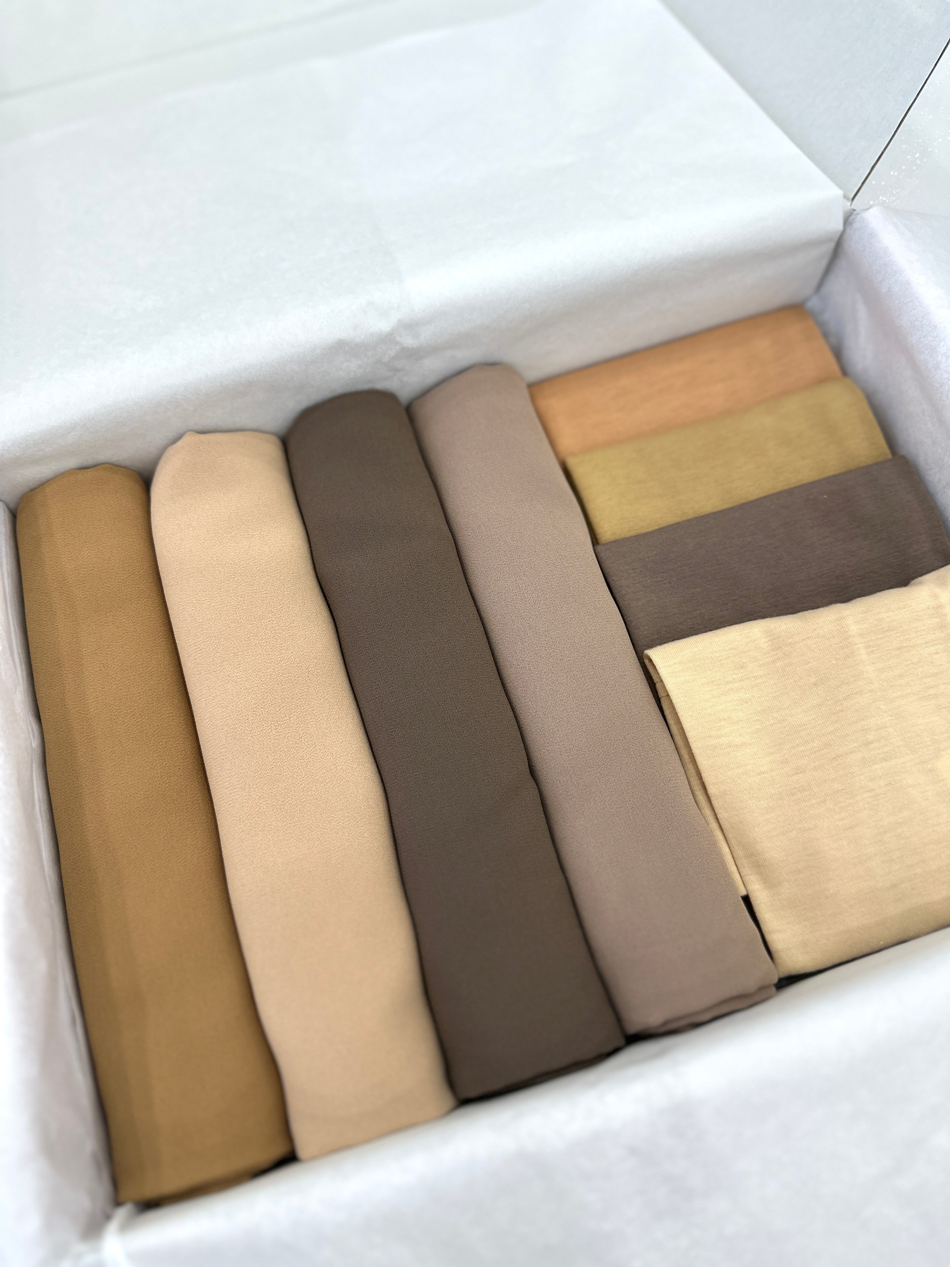 A sweet and simple and always useful gift idea. This hijab gift box consists of 4 long crepe hijabs in our beautiful shades complemented with 4 caps and a pin box.