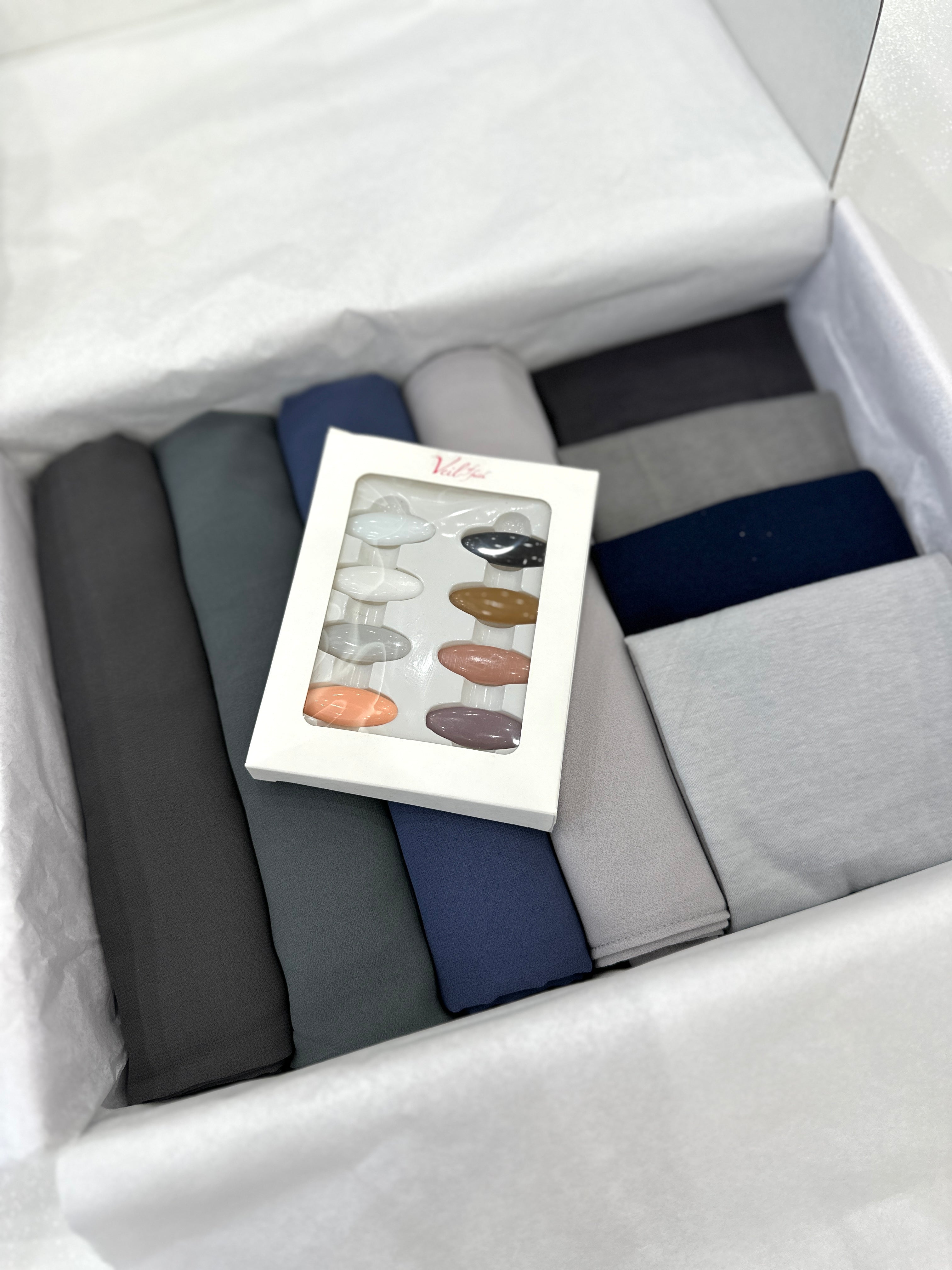 A sweet and simple and always useful gift idea. This hijab gift box consists of 4 long crepe hijabs in our beautiful shades complemented with 4 caps and a pin box.