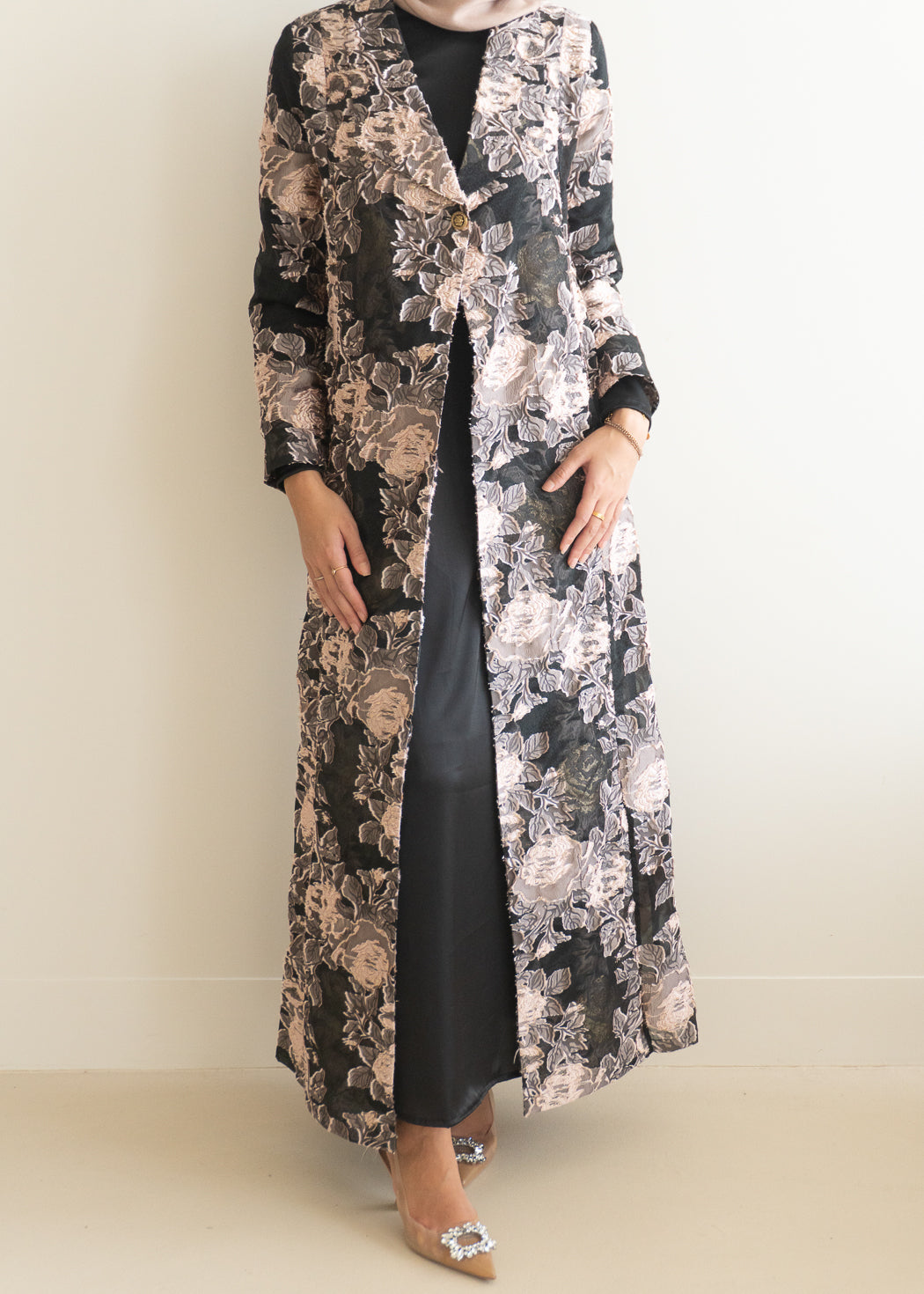 This EDEN JACQUARD COAT- ROSE SET offers both style and functionality. The two-piece ensemble features a stunning sheer coat with intricate floral embroidery, a single button fastening, and notched lapels. 