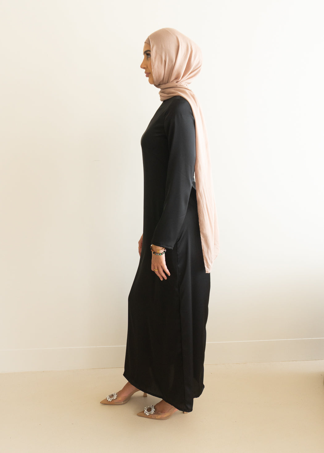 This EDEN JACQUARD COAT- ROSE SET offers both style and functionality. The two-piece ensemble features a stunning sheer coat with intricate floral embroidery, a single button fastening, and notched lapels.