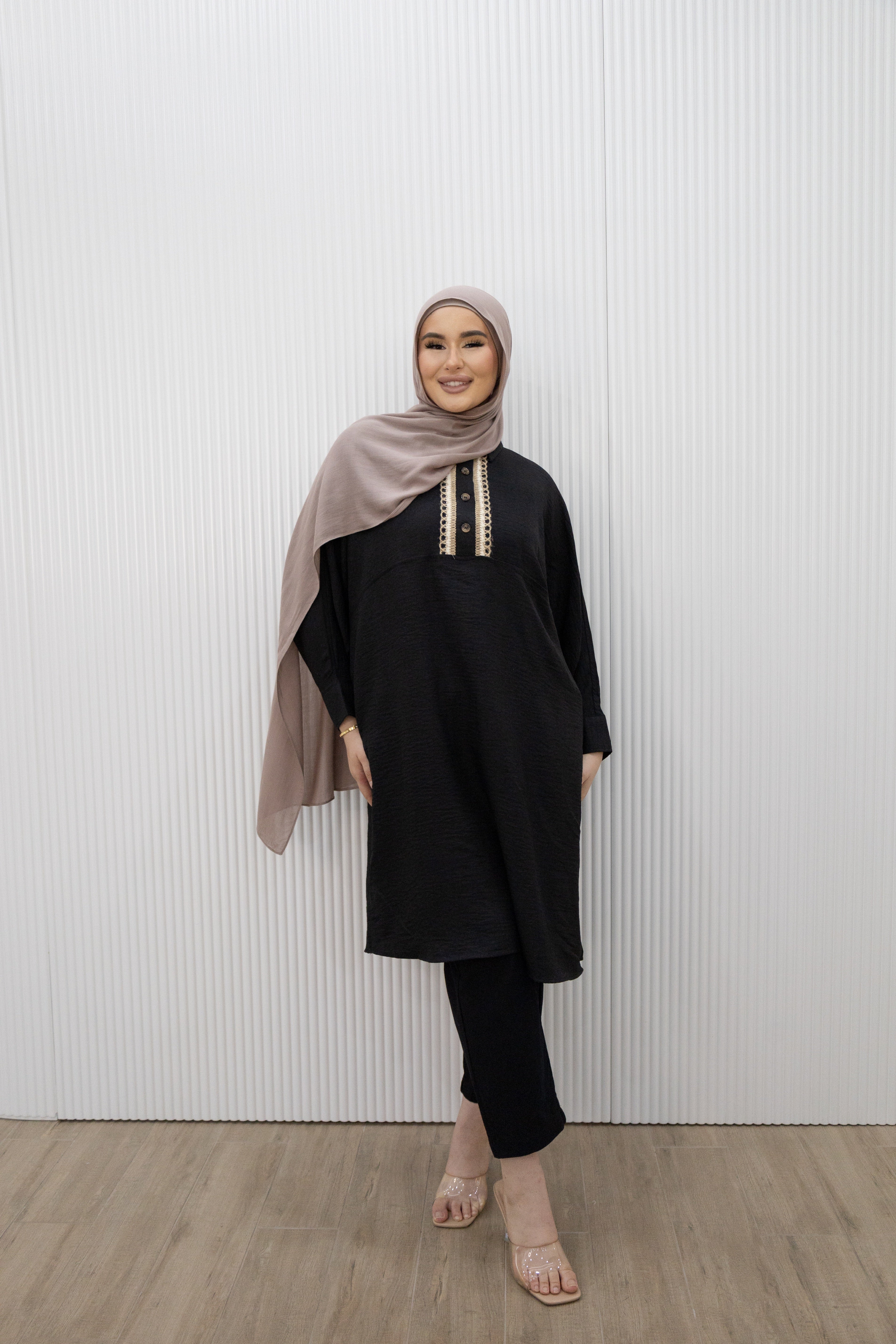 Capture a beautiful bohemian style in the ELLEN TUNIC TOP . Featuring a soft pink print, it has a round neck that fastens with tassel ties then falls to a flourishing skirt with a ruffle hem panel. Use the detachable waist tie to create a flattering shape.