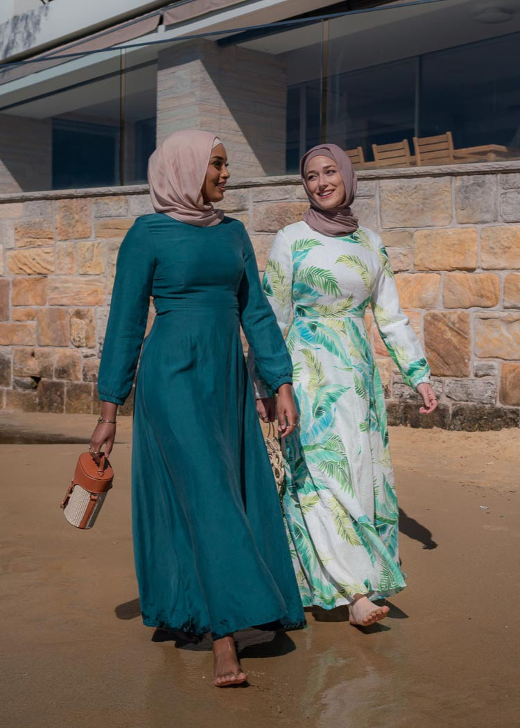 Made with bright and uplifting hues, the EVERGREEN ESCAPE DRESS, is the perfect number for your next holiday. Like our signature Amira Linen Dress, except this one features a tropical inspired leafy print. 