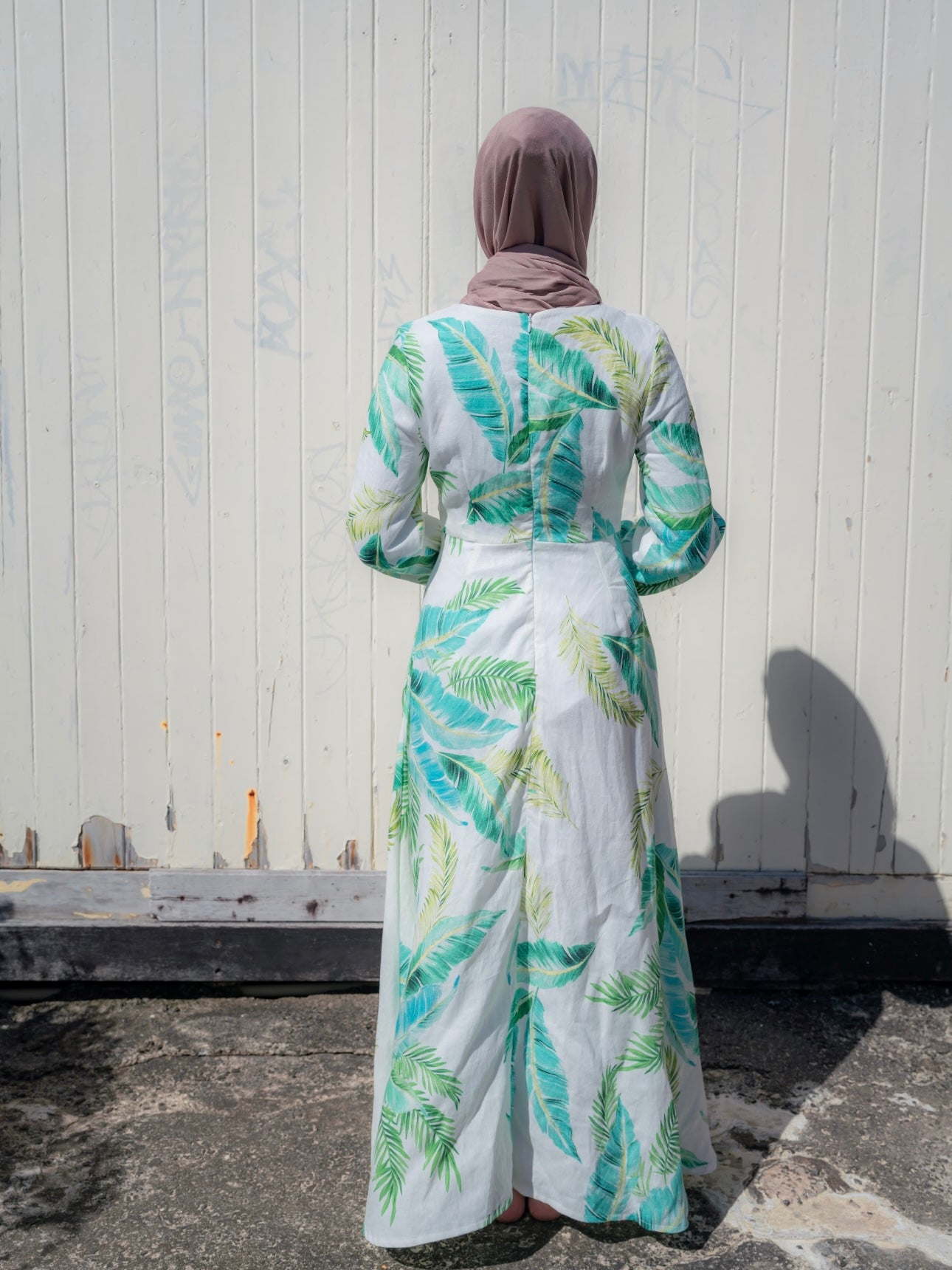 Made with bright and uplifting hues, the EVERGREEN ESCAPE DRESS, is the perfect number for your next holiday. Like our signature Amira Linen Dress, except this one features a tropical inspired leafy print. 