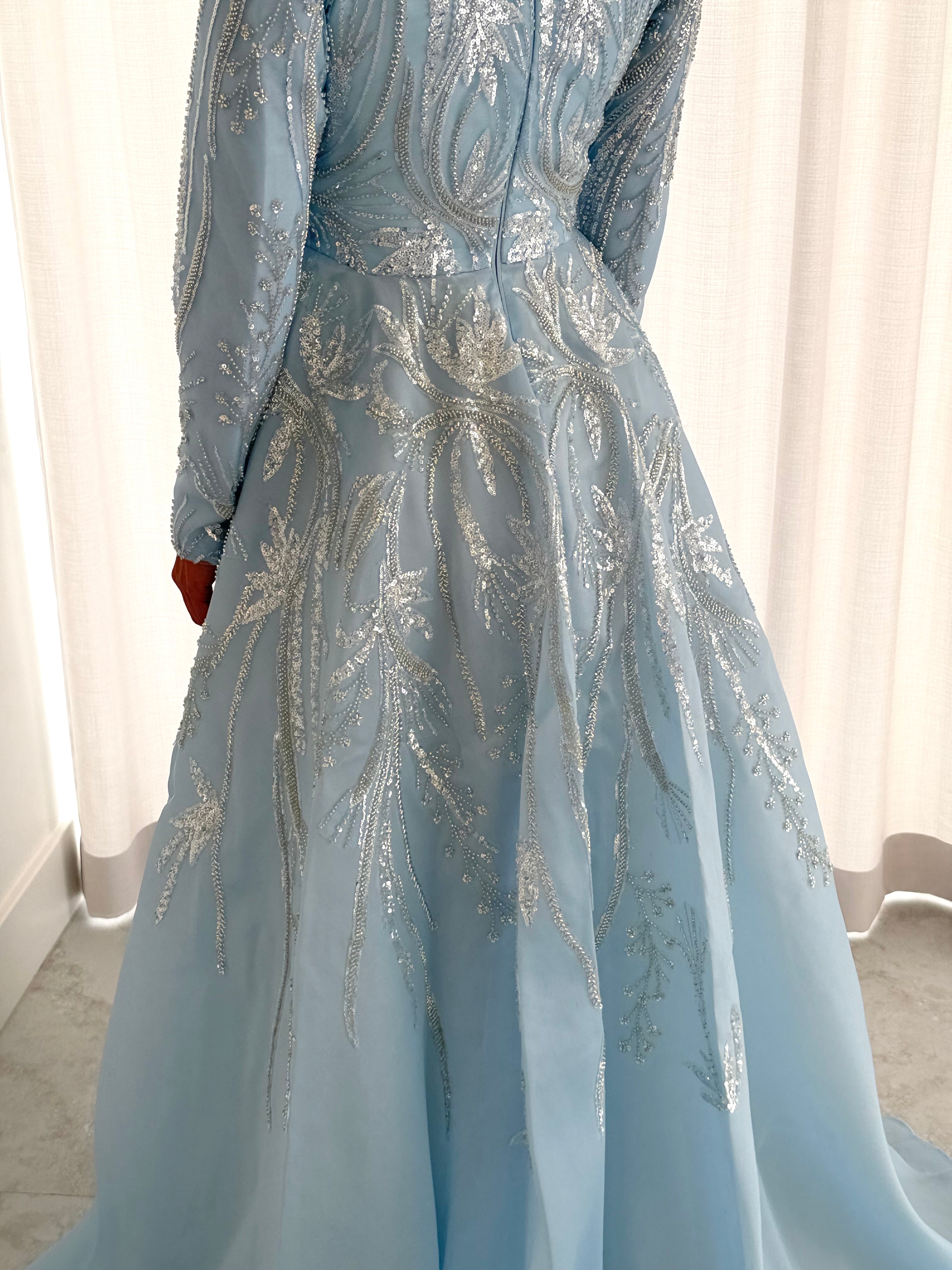 The modest silhouette offers full coverage while the shimmering surface adds a touch of effortless glamour, making it perfect for evenings, formal events, or special occasions.