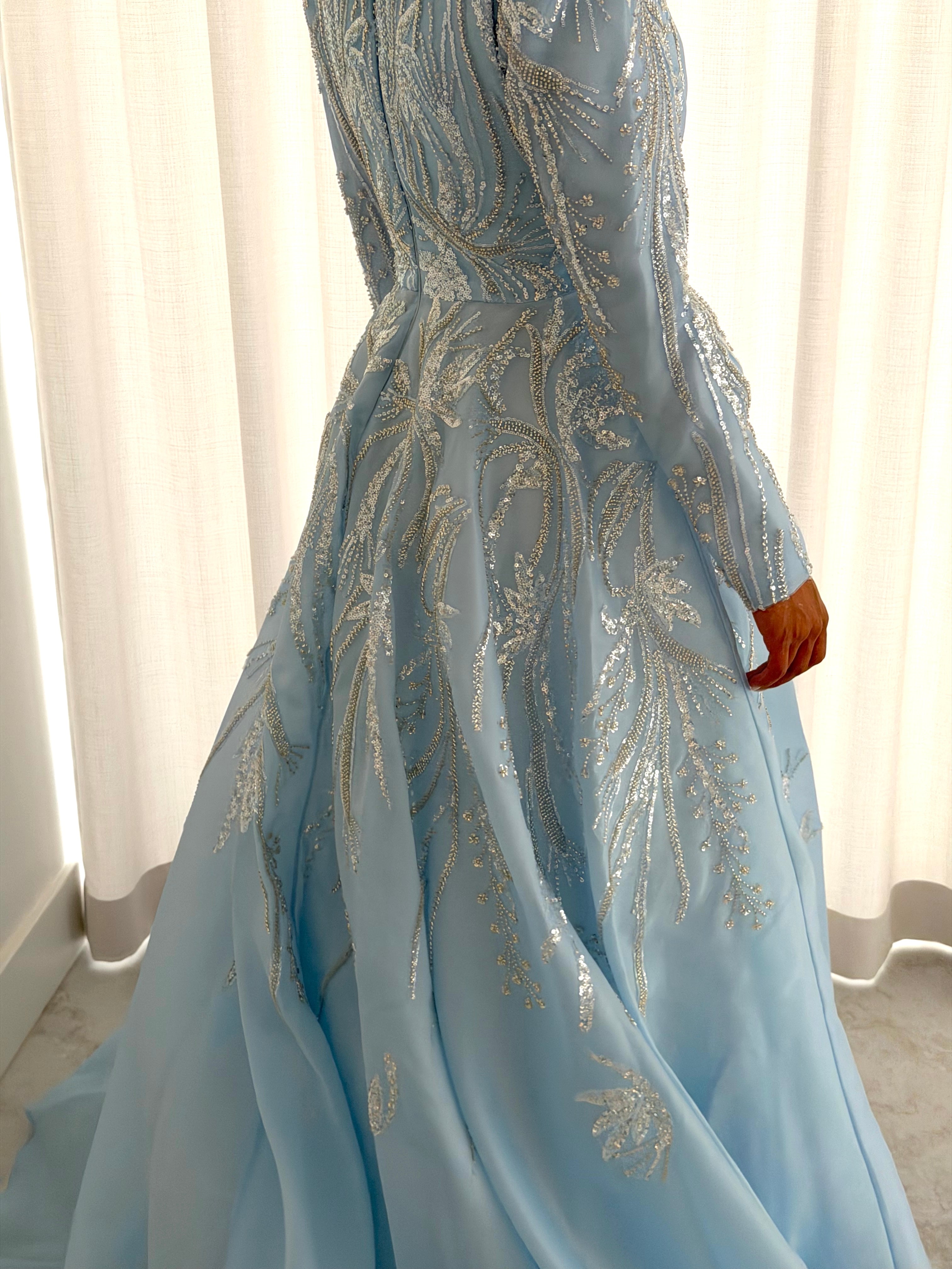 The modest silhouette offers full coverage while the shimmering surface adds a touch of effortless glamour, making it perfect for evenings, formal events, or special occasions.