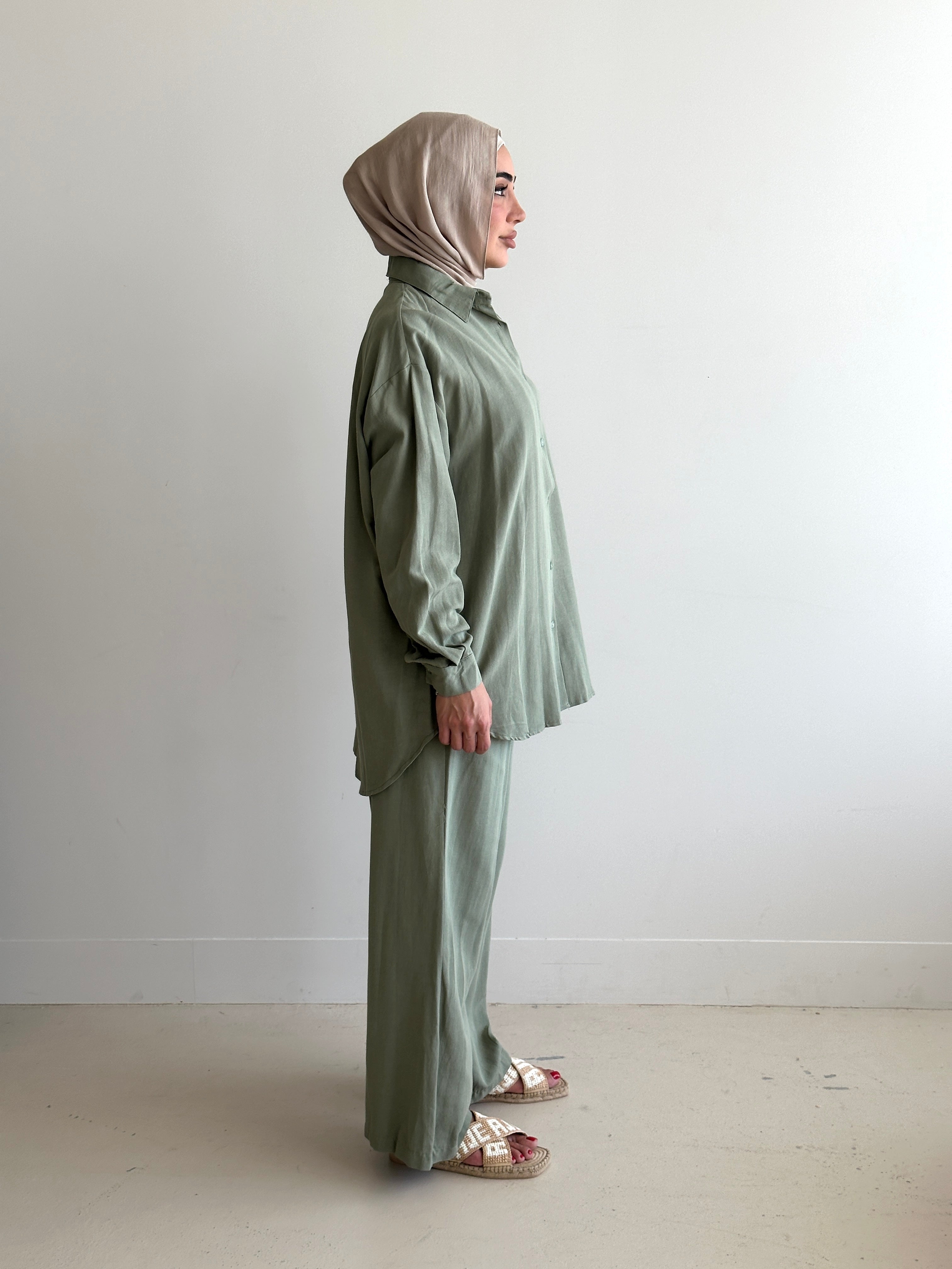 Designed for versatile styling, this set pairs a modest top with a matching pant