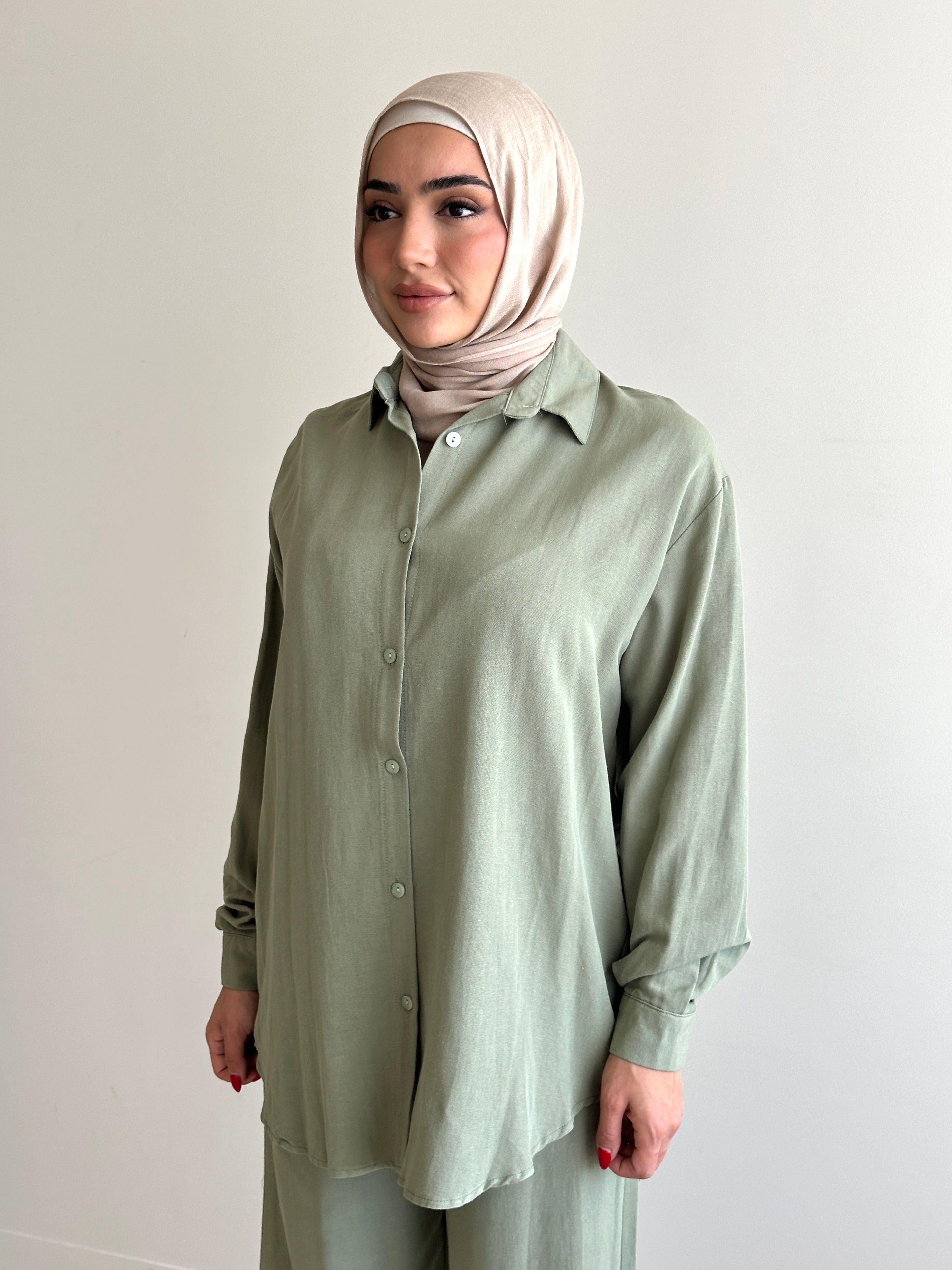 Designed for versatile styling, this set pairs a modest top with a matching pant