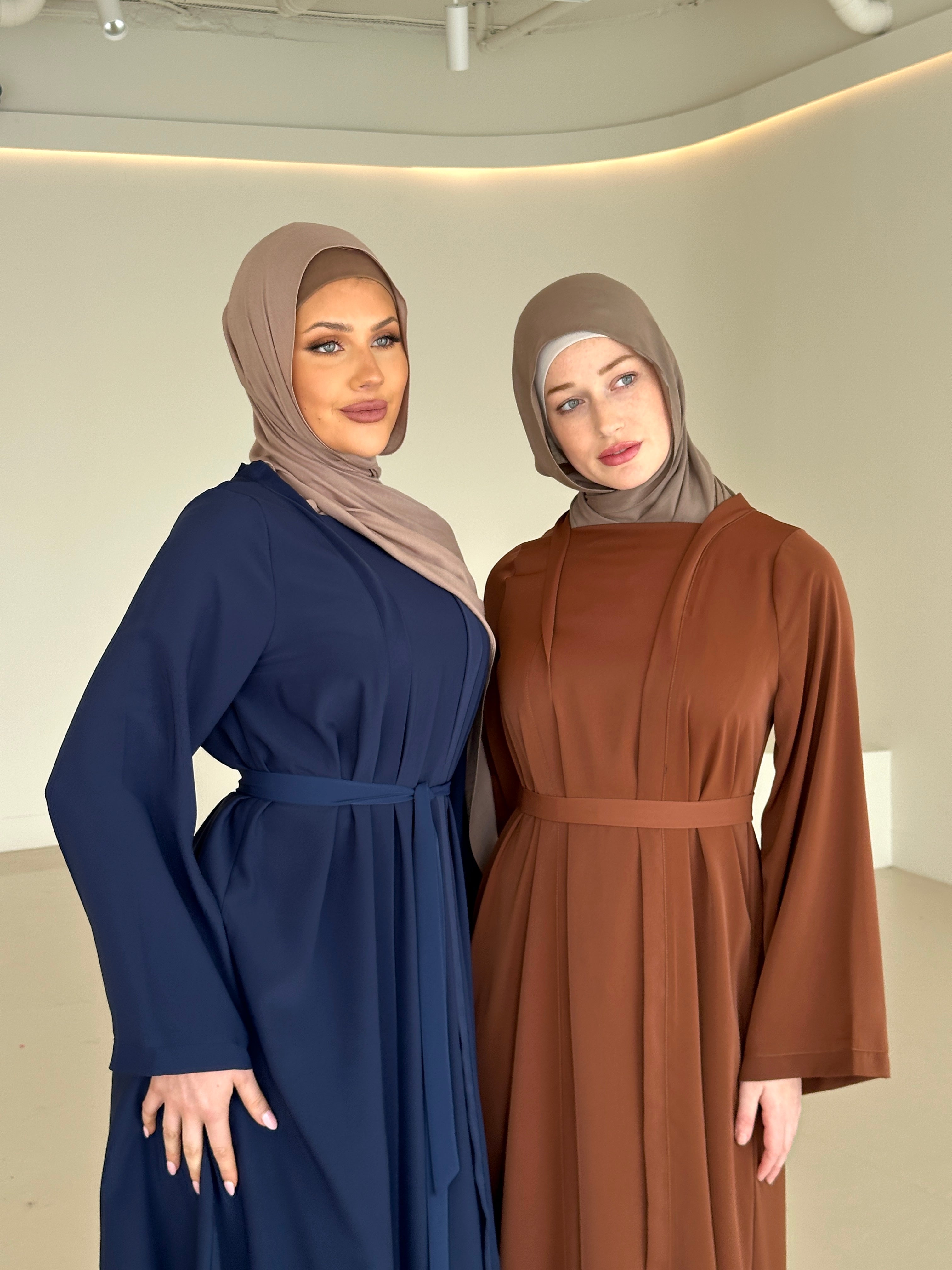 A matching tie belt draws in the waist, allowing you to adjust the silhouette to your liking. WeaR it loose for an airy, relaxed look, or tied for subtle definition. Thoughtful seam detailing enhances the drape, offering a refined and polished finish without compromising comfort.