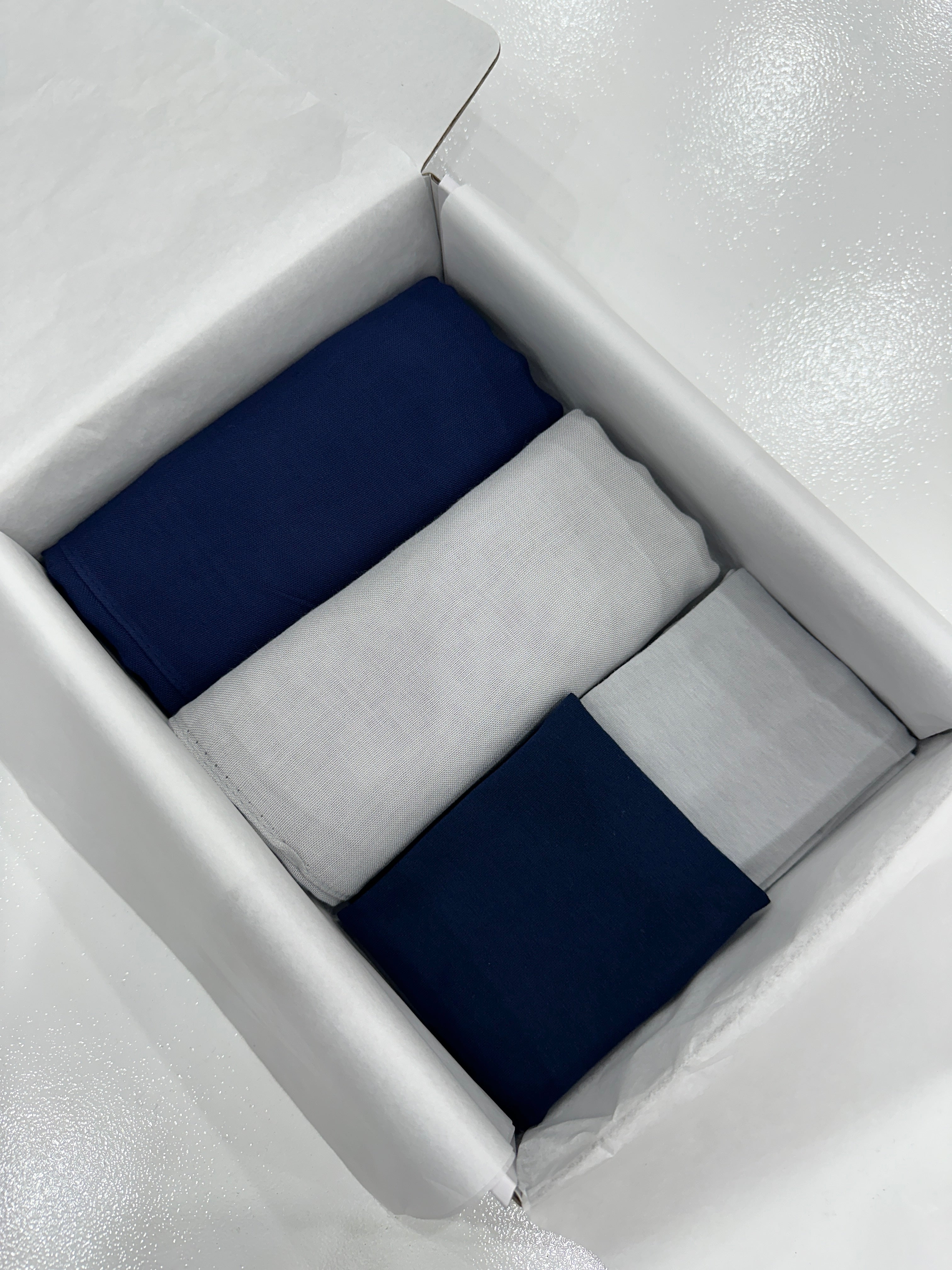 A sweet and simple and always useful gift idea. This hijab gift box consists of 2 long Modal Hijabs, complemented with 2 caps.