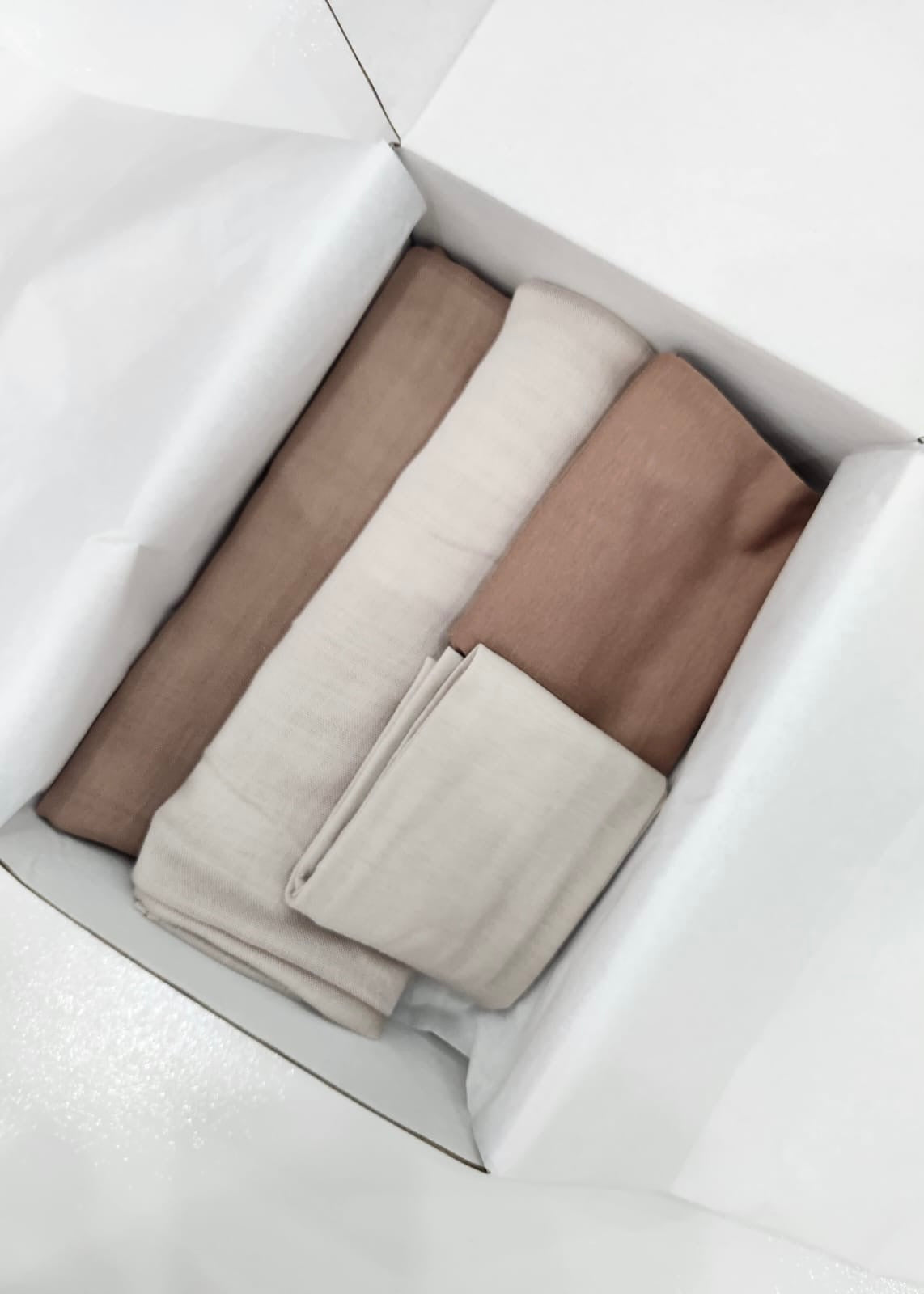 A sweet and simple and always useful gift idea. This hijab gift box consists of 2 long Modal Hijabs, complemented with 2 caps.