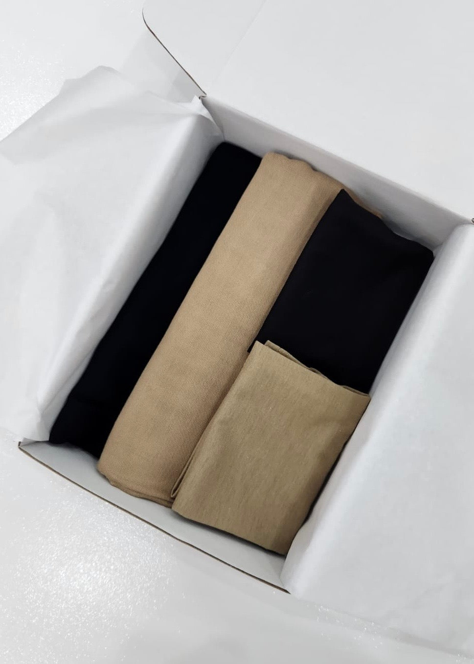 A sweet and simple and always useful gift idea. This hijab gift box consists of 2 long Modal Hijabs, complemented with 2 caps.