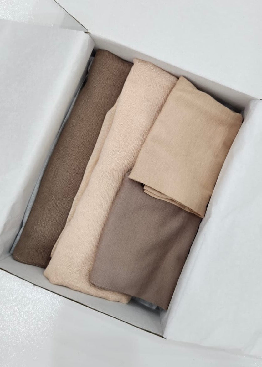 A sweet and simple and always useful gift idea. This hijab gift box consists of 2 long Modal Hijabs, complemented with 2 caps.
