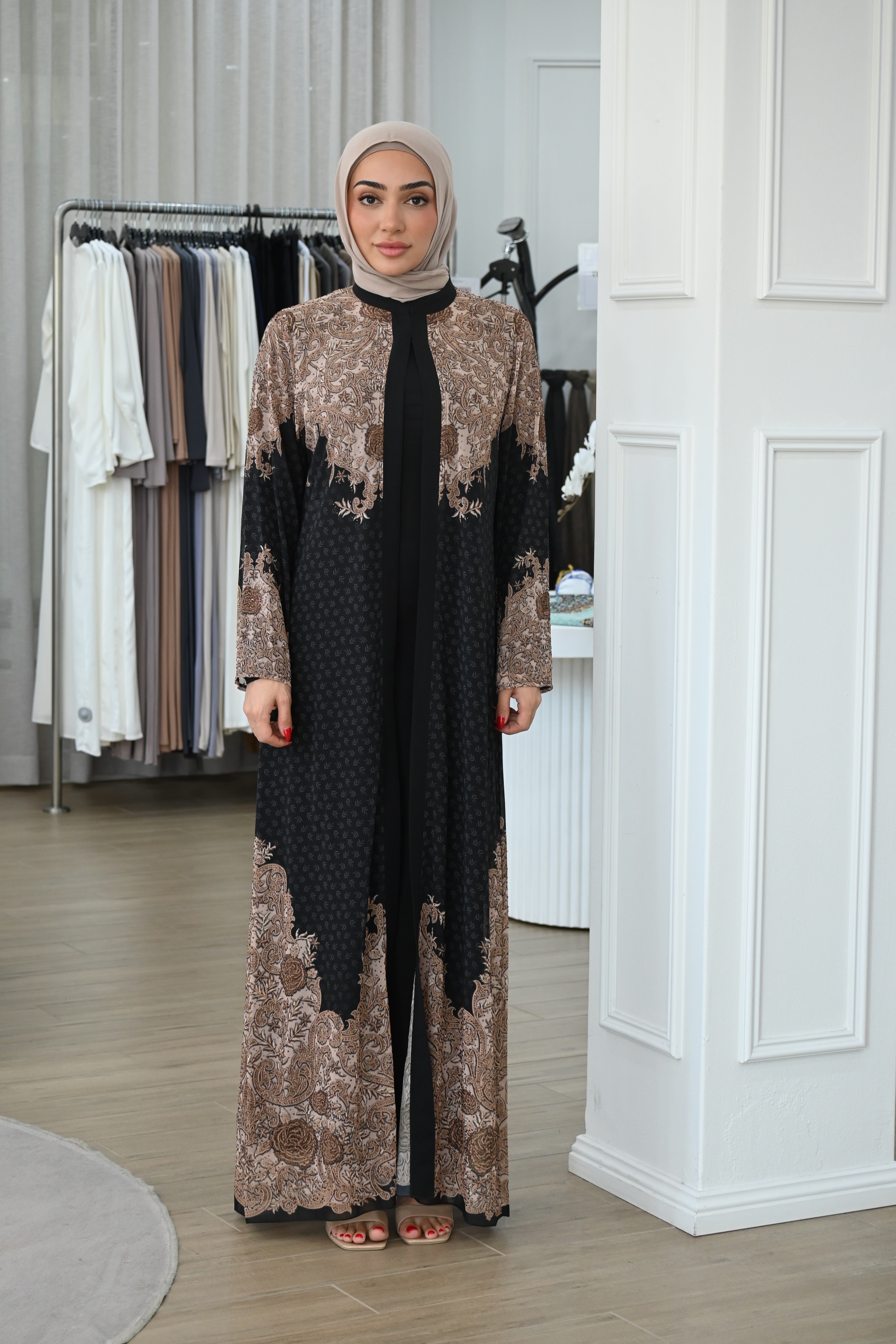 This longline kimono features an intricate monochrome pattern with delicate detailing throughout, creating a timeless and sophisticated silhouette. 