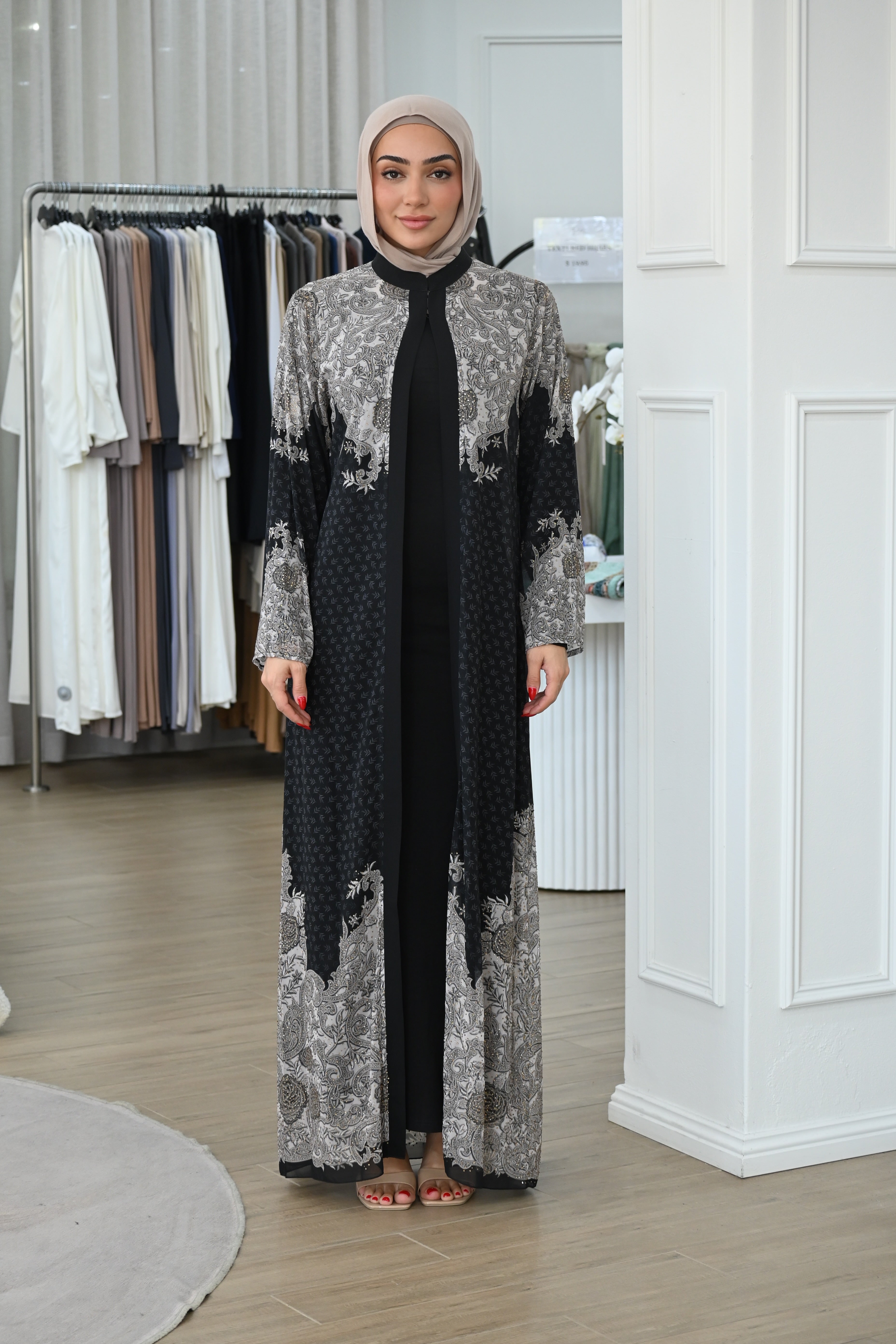 This longline kimono features an intricate monochrome pattern with delicate detailing throughout, creating a timeless and sophisticated silhouette. 