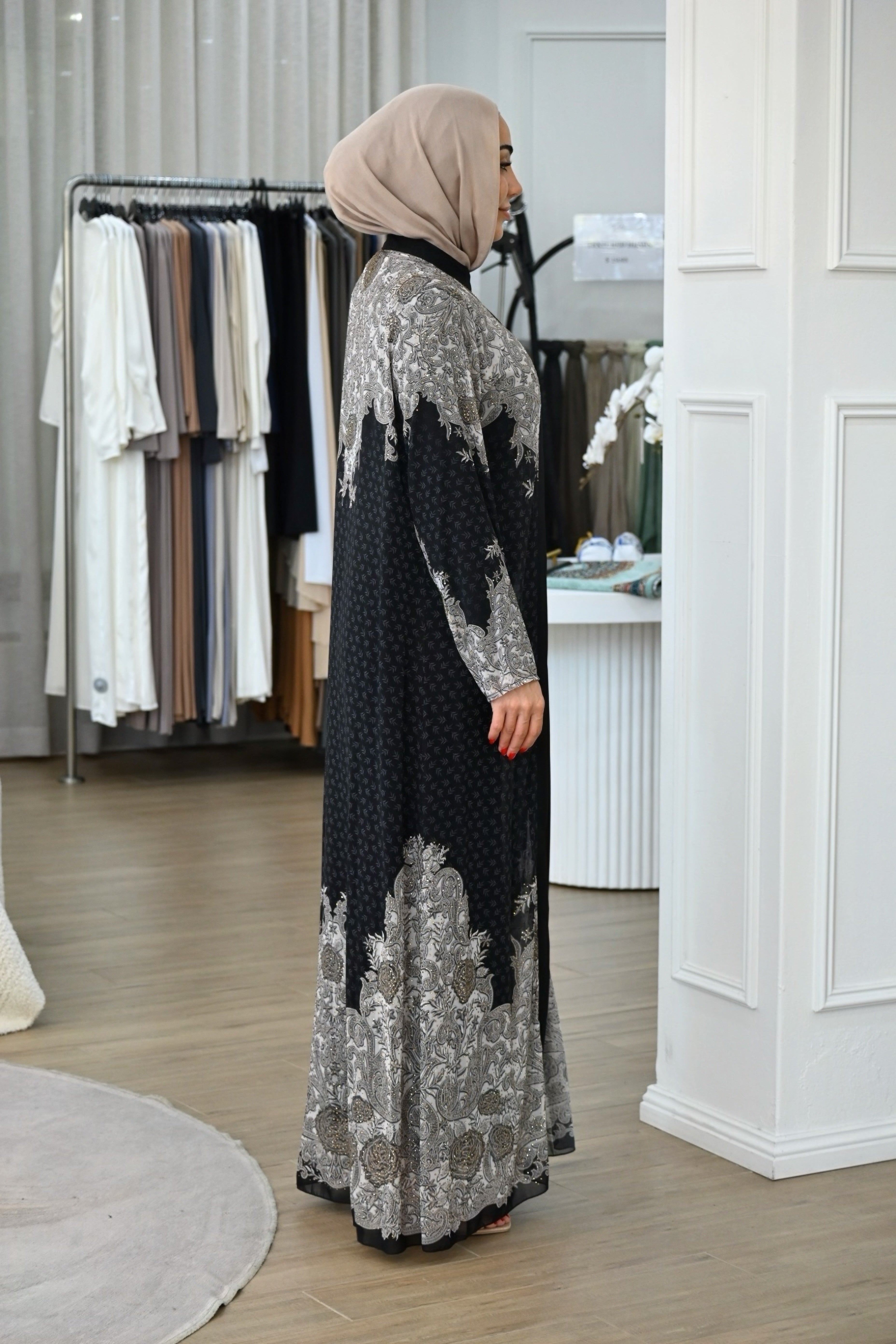 This longline kimono features an intricate monochrome pattern with delicate detailing throughout, creating a timeless and sophisticated silhouette. 