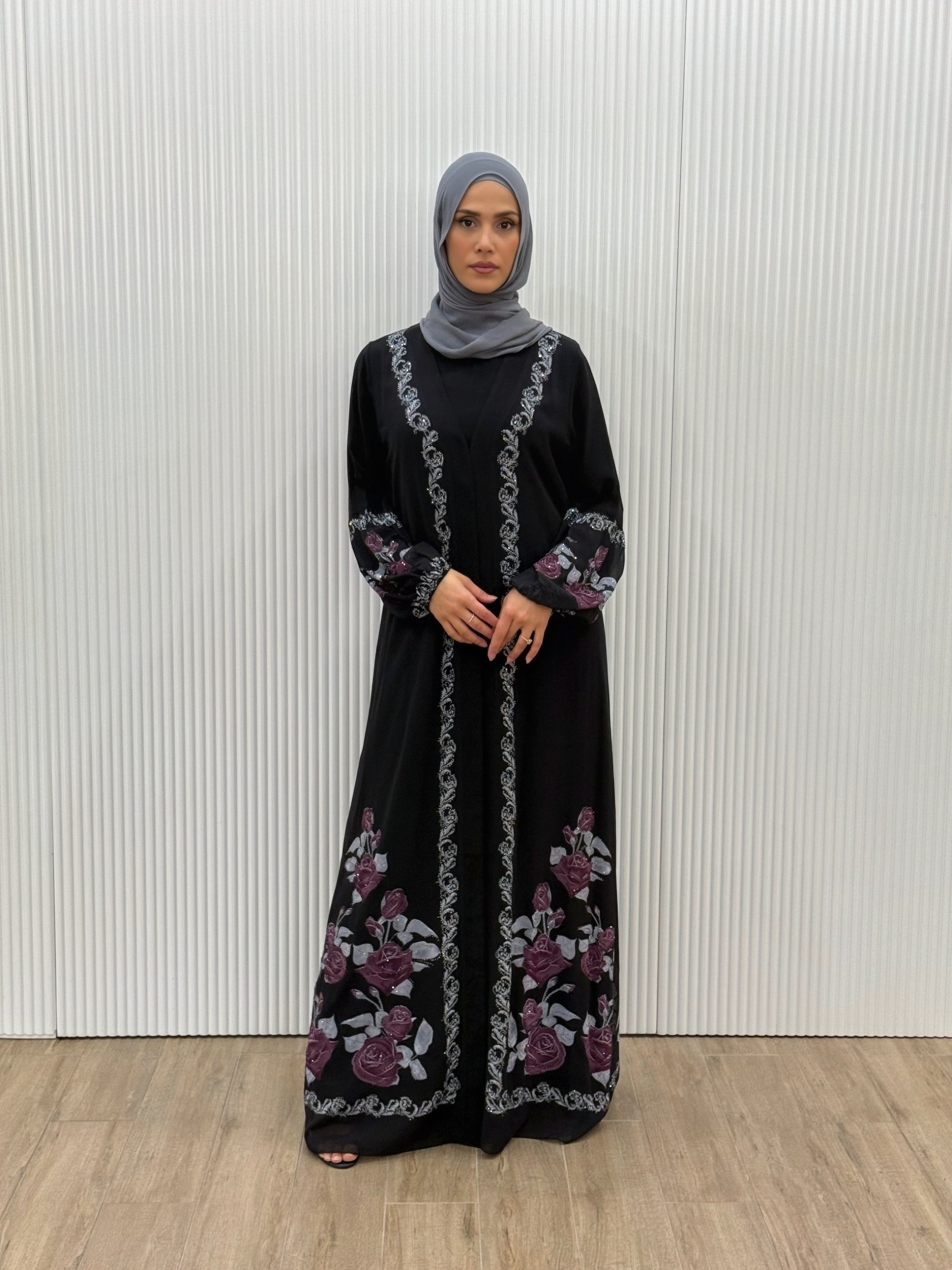  Crafted from lightweight, flowy fabric, this abaya drapes beautifully and adds an elegant layer to any outfit. 