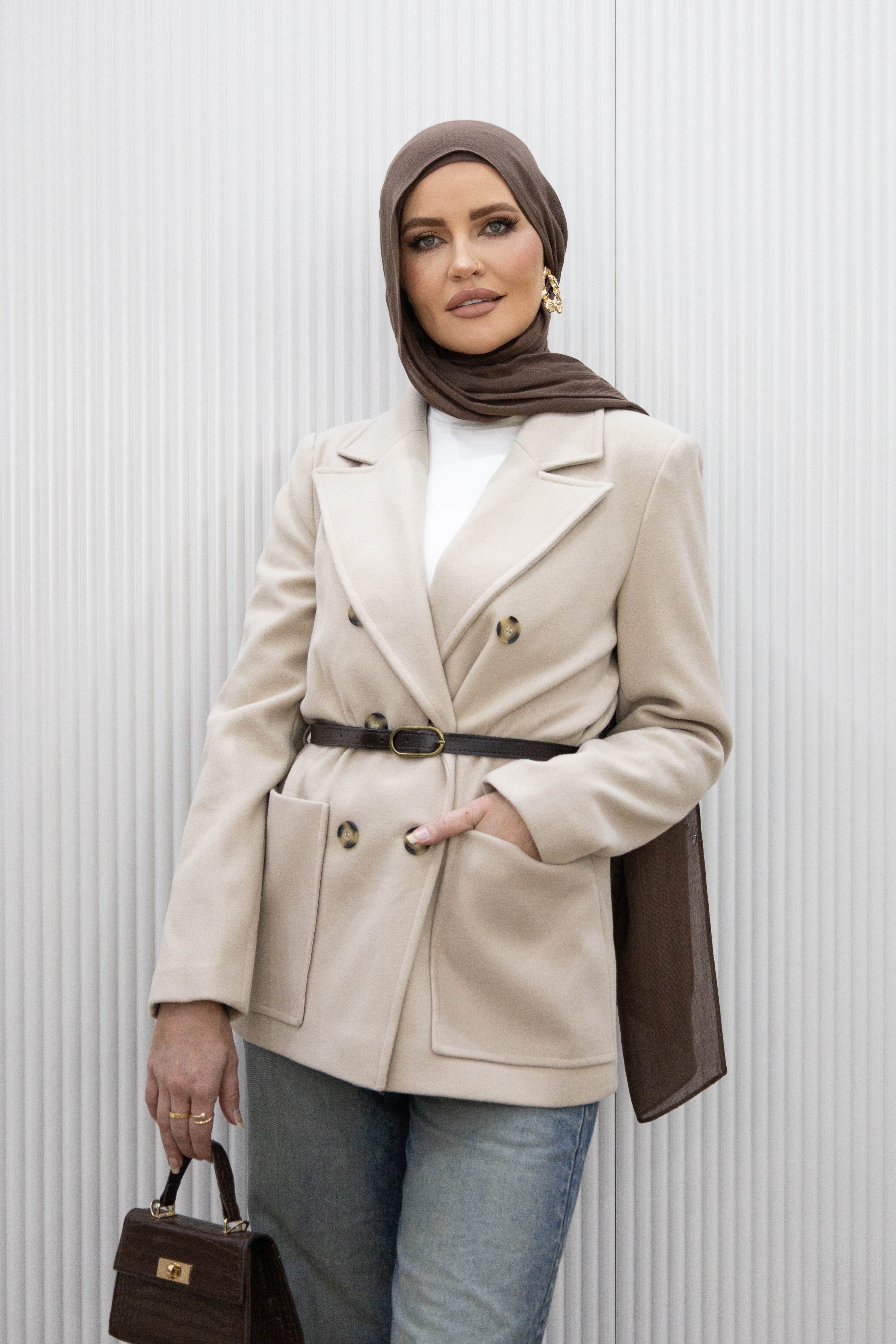 Winter Felt Jacket in soft wool-like fabric with a fitted silhouette, double-breasted tortoiseshell buttons, and peak lapels. Short hem design adds sophistication, perfect for layering in winter outfits.