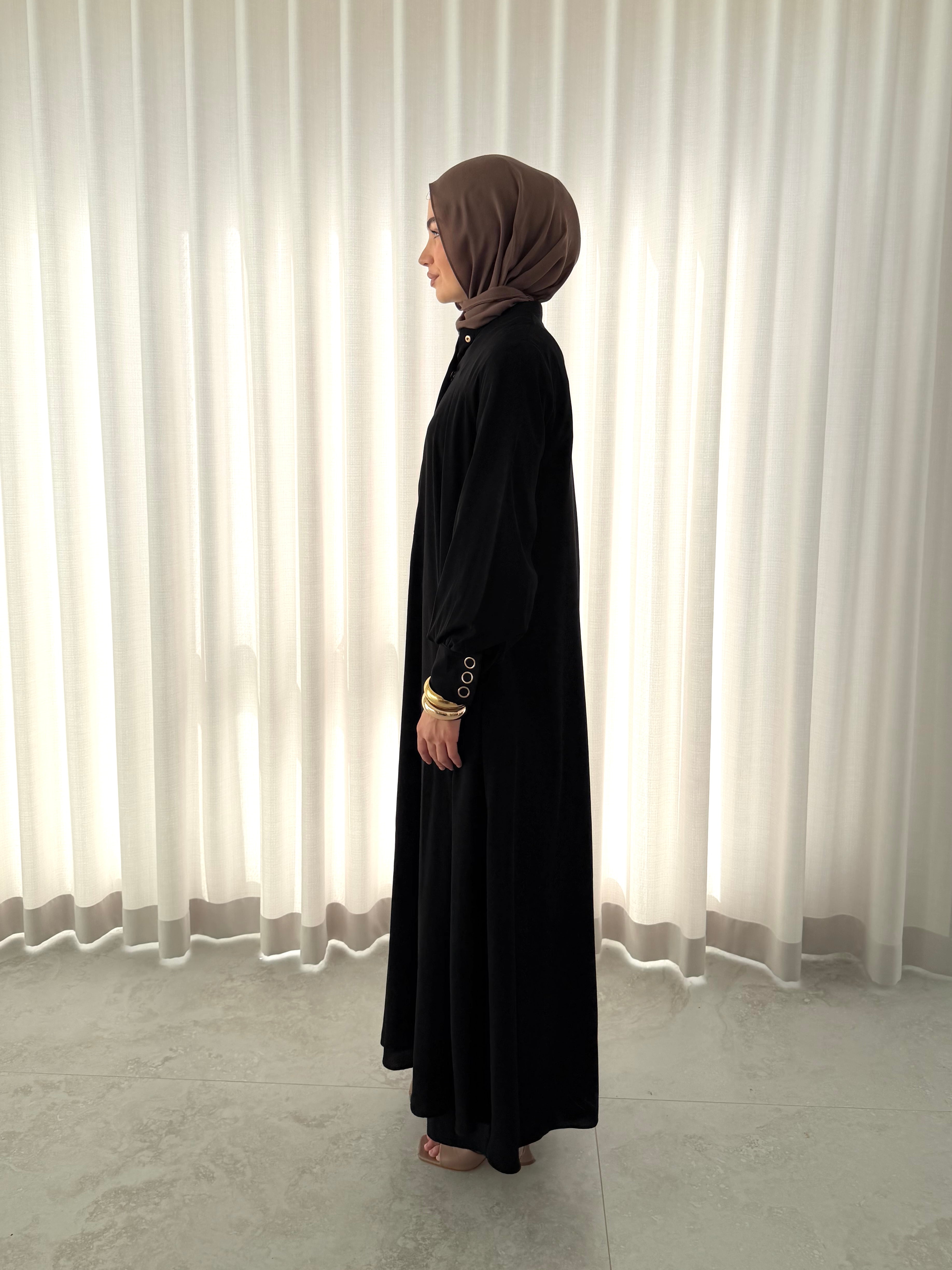 qamar abaya in black- full length and long sleeves, side view