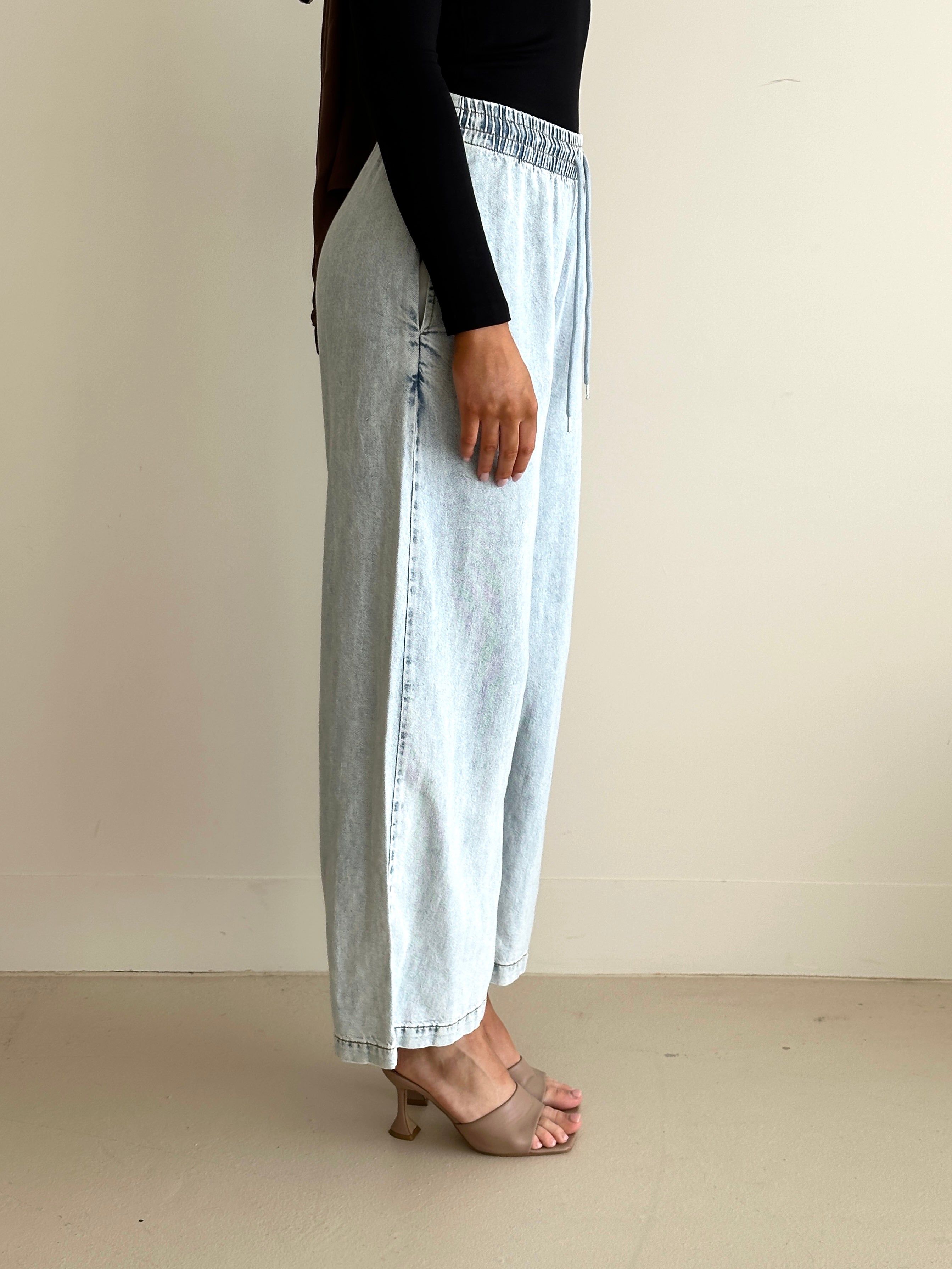women's wide leg denim pants with elastic waist and functional pockets 