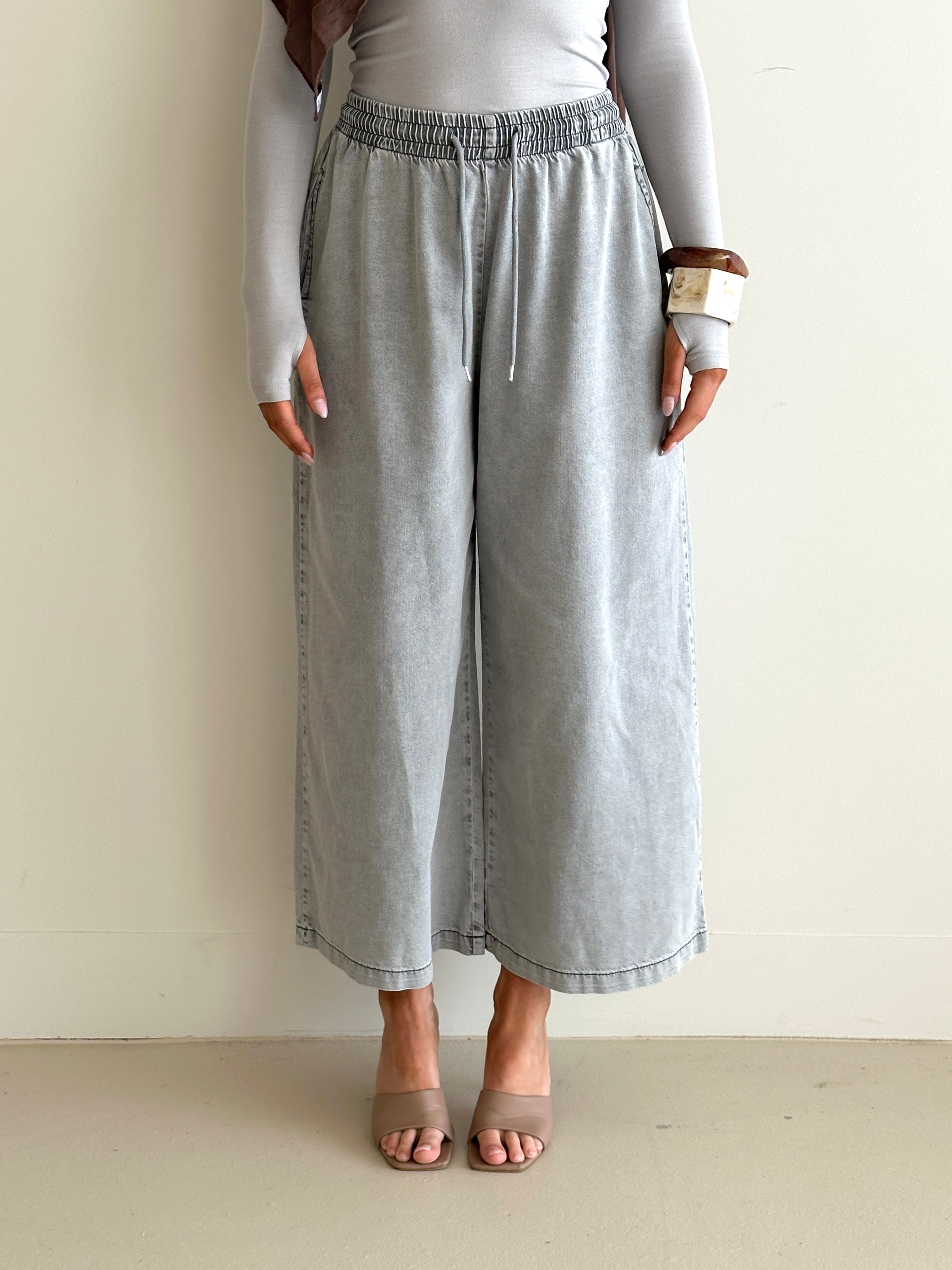 women's wide leg denim pants with elastic waist and functional pockets 