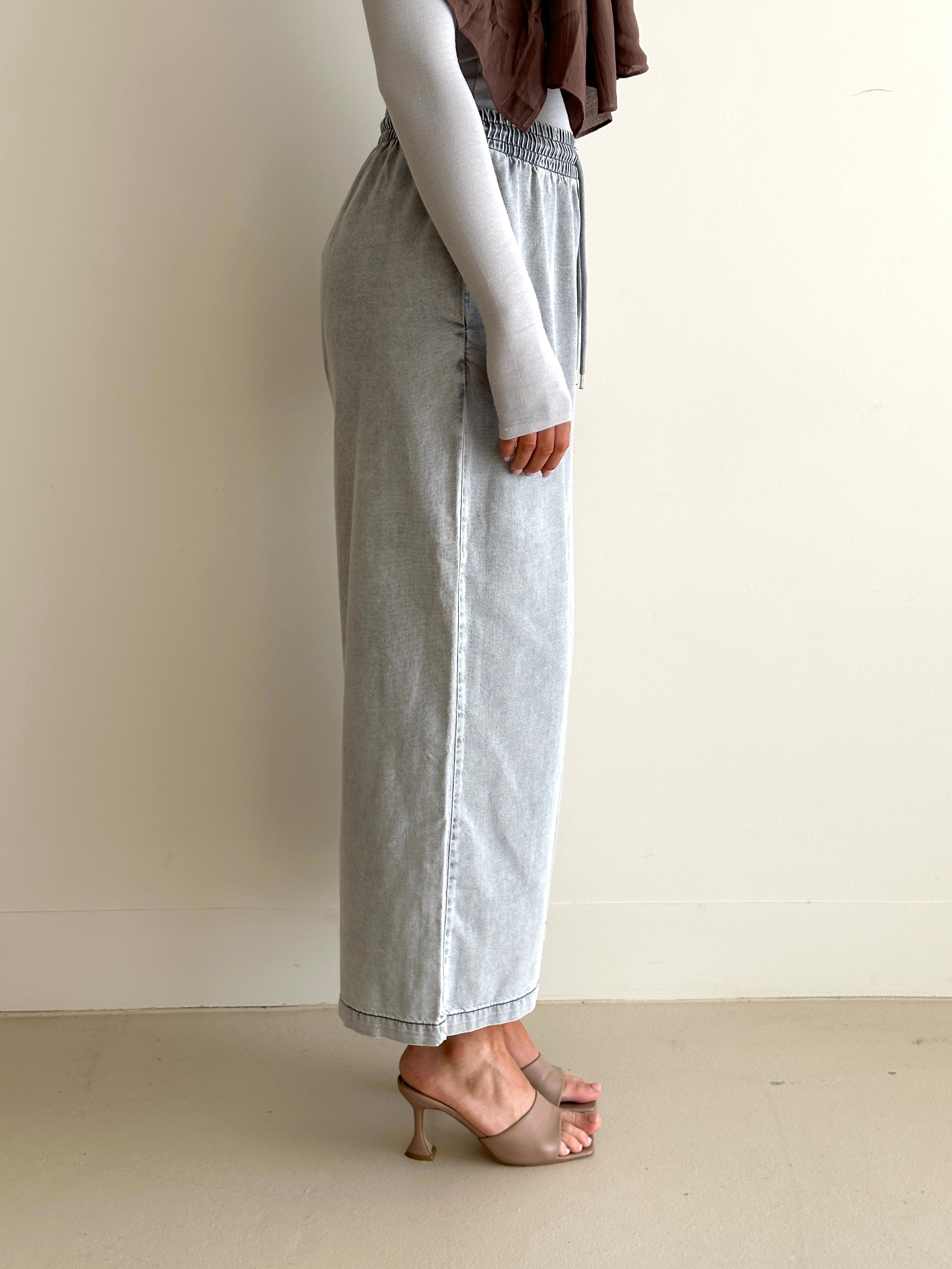 women's wide leg denim pants with elastic waist and functional pockets 