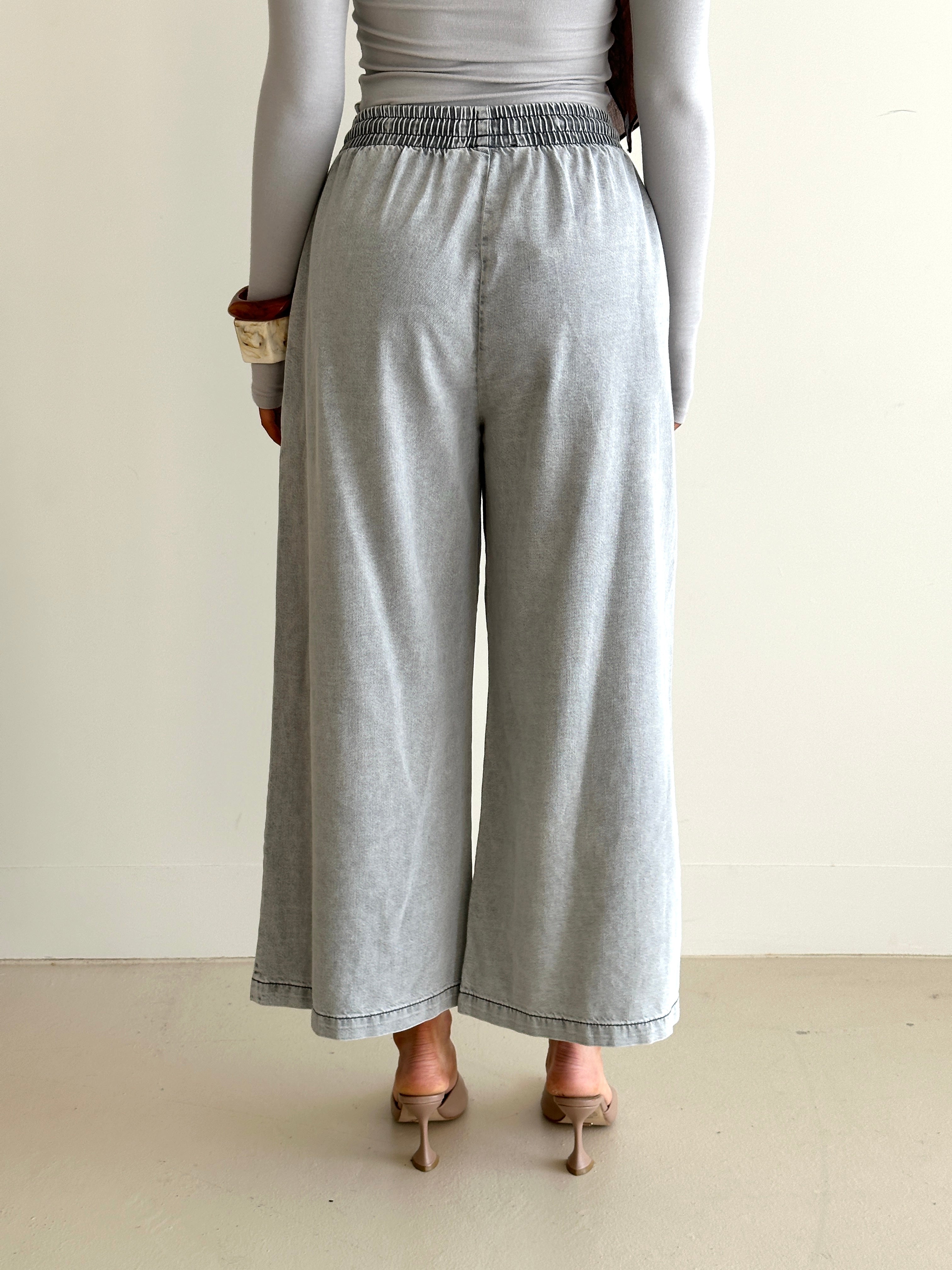 women's wide leg denim pants with elastic waist and functional pockets 