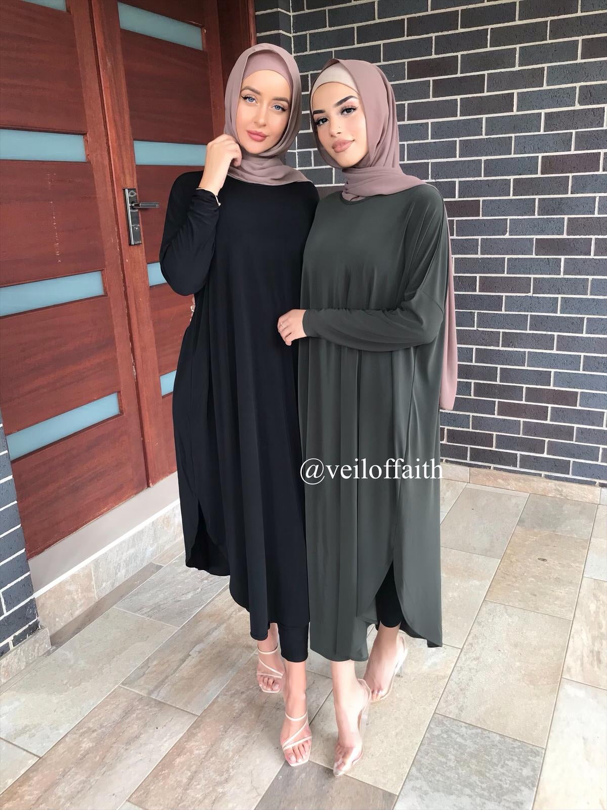 Loose long top in soft jersey fabric with long sleeves and knee-length drape. One-size-fits-all design makes it a versatile, easy-to-wear staple for modest wardrobes.