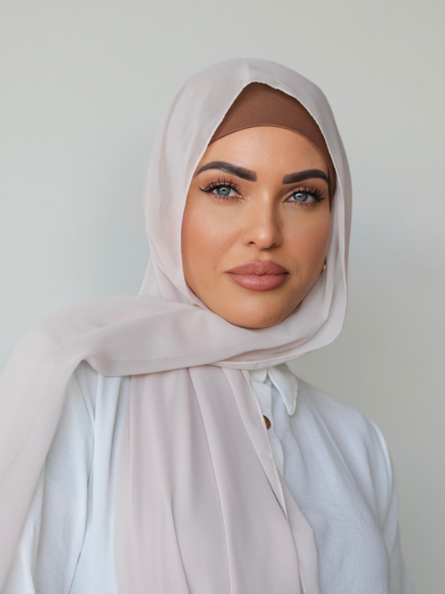 Chiffon hijab with rolled stitch. Made from 100% polyester